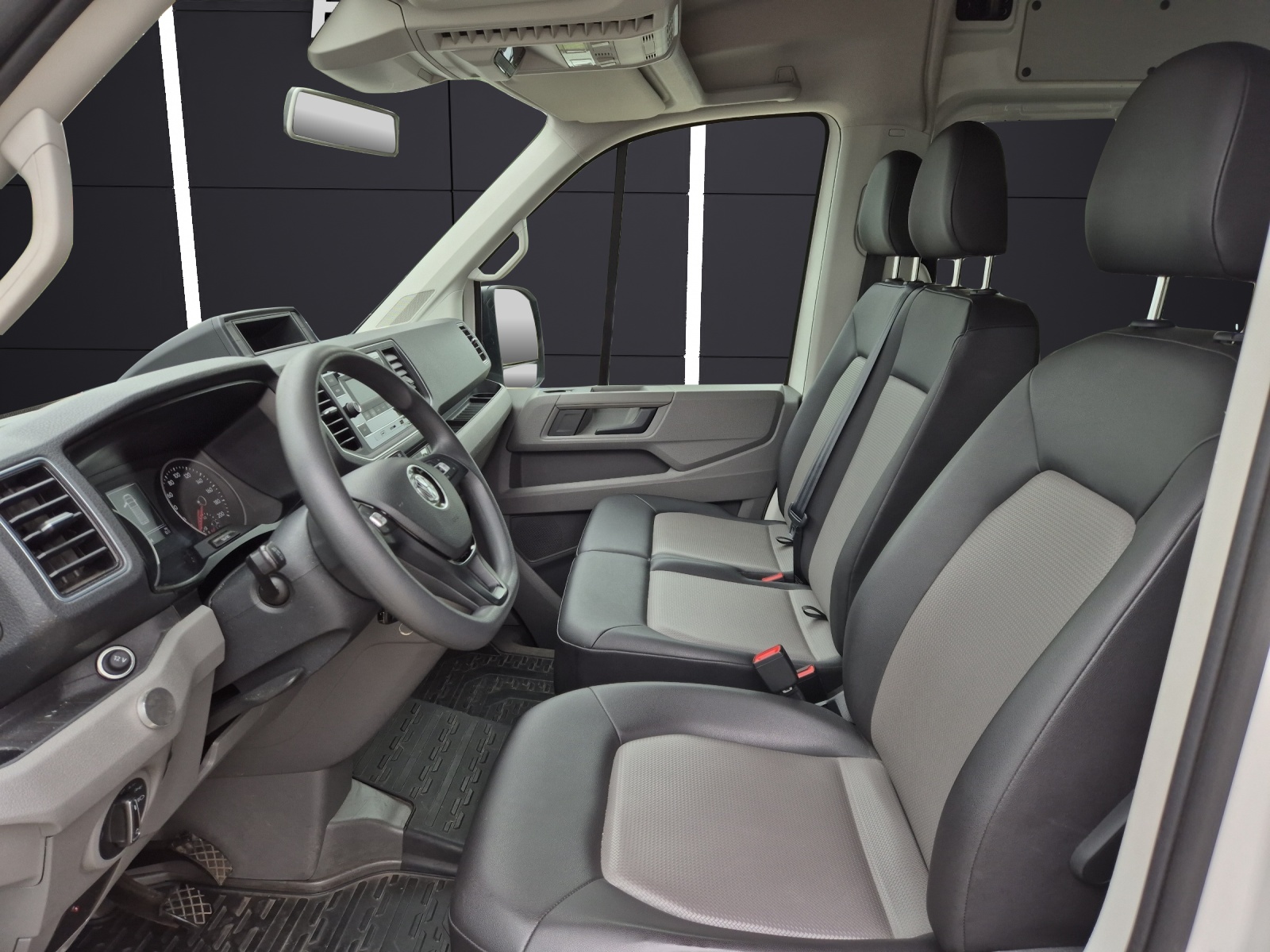 Fahrzeugabbildung Volkswagen Crafter 35 MR HD 4Mo 9-Si Rollstuhllift Trittstufe STH AHK Klima PDC