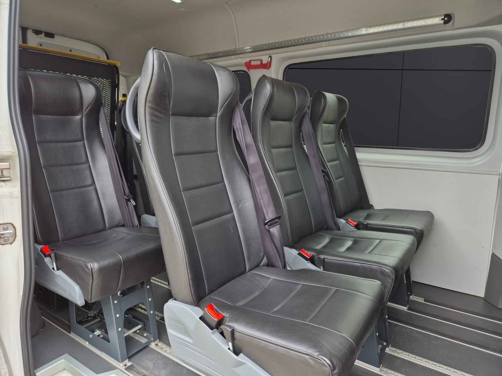 Fahrzeugabbildung Volkswagen Crafter 35 MR HD 4Mo 9-Si Rollstuhllift Trittstufe STH AHK Klima PDC