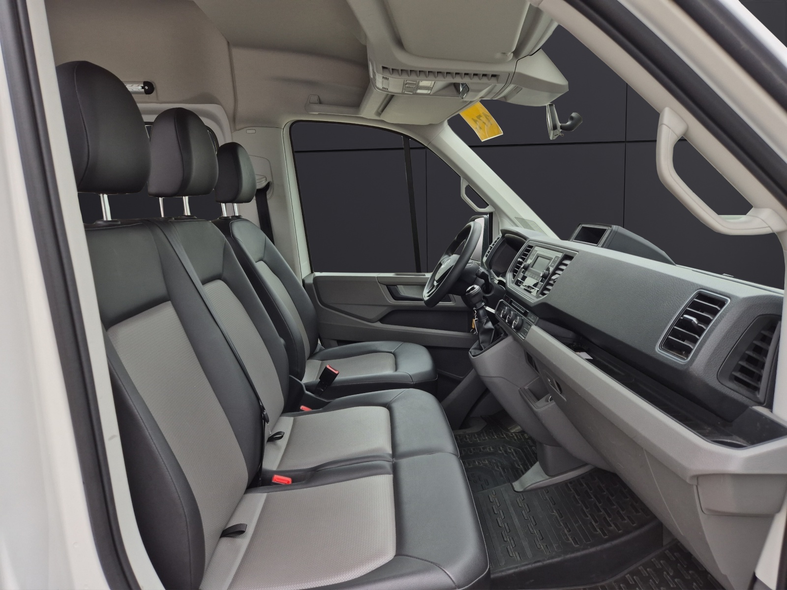 Fahrzeugabbildung Volkswagen Crafter 35 MR HD 4Mo 9-Si Rollstuhllift Trittstufe STH AHK Klima PDC