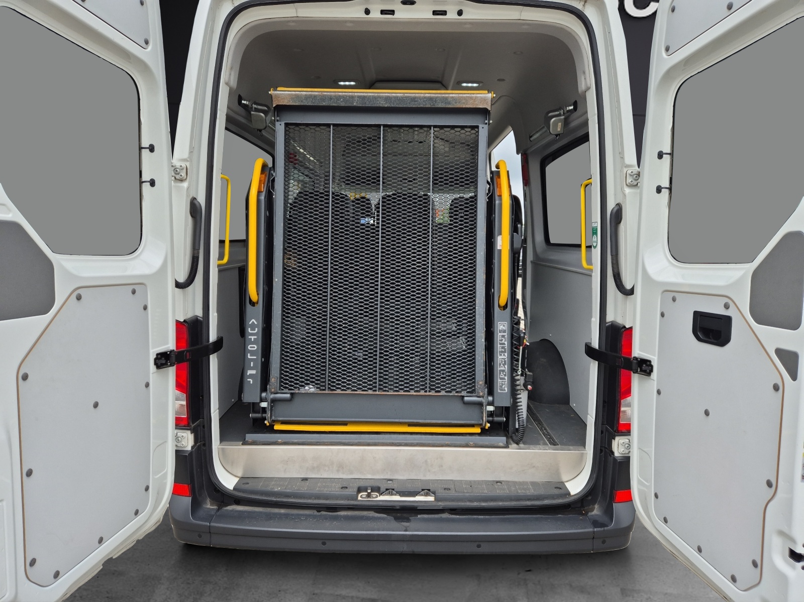 Fahrzeugabbildung Volkswagen Crafter 35 MR HD 4Mo 9-Si Rollstuhllift Trittstufe STH AHK Klima PDC