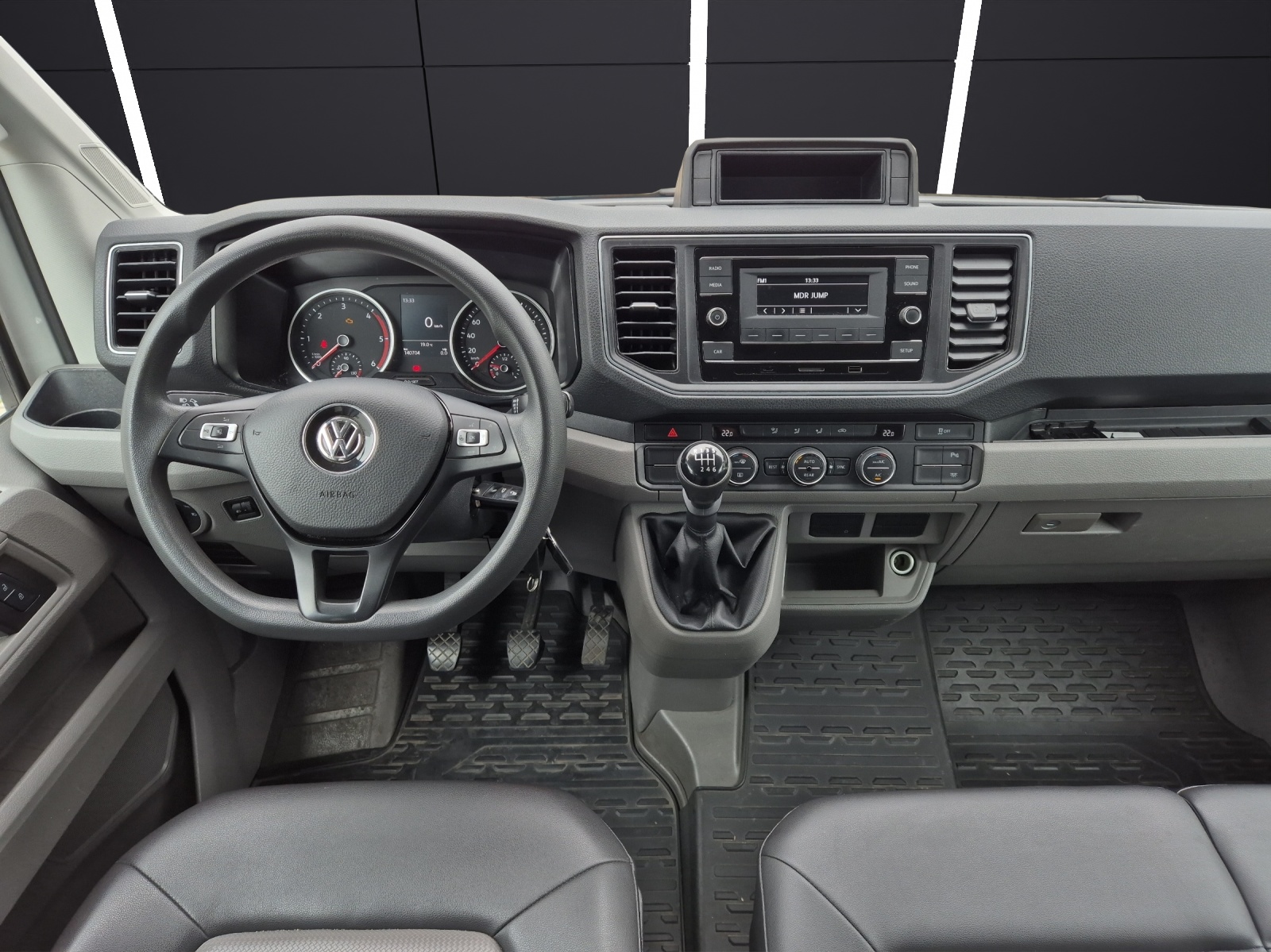 Fahrzeugabbildung Volkswagen Crafter 35 MR HD 4Mo 9-Si Rollstuhllift Trittstufe STH AHK Klima PDC