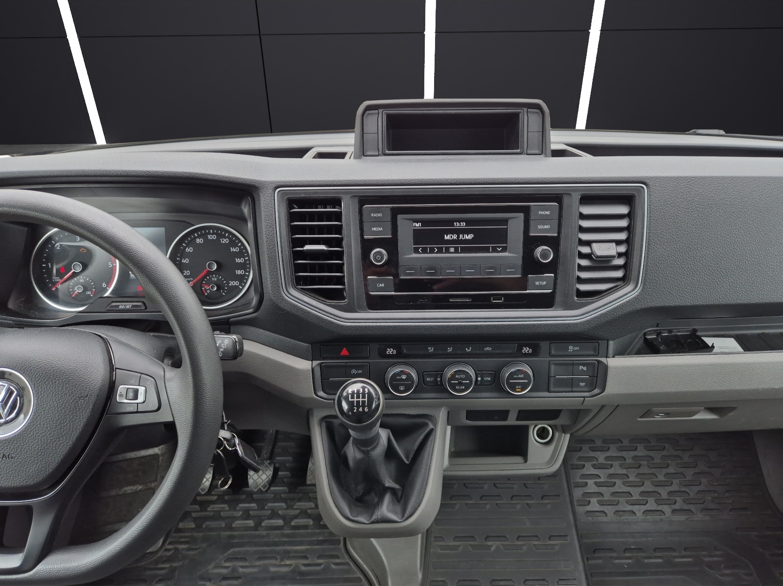 Fahrzeugabbildung Volkswagen Crafter 35 MR HD 4Mo 9-Si Rollstuhllift Trittstufe STH AHK Klima PDC