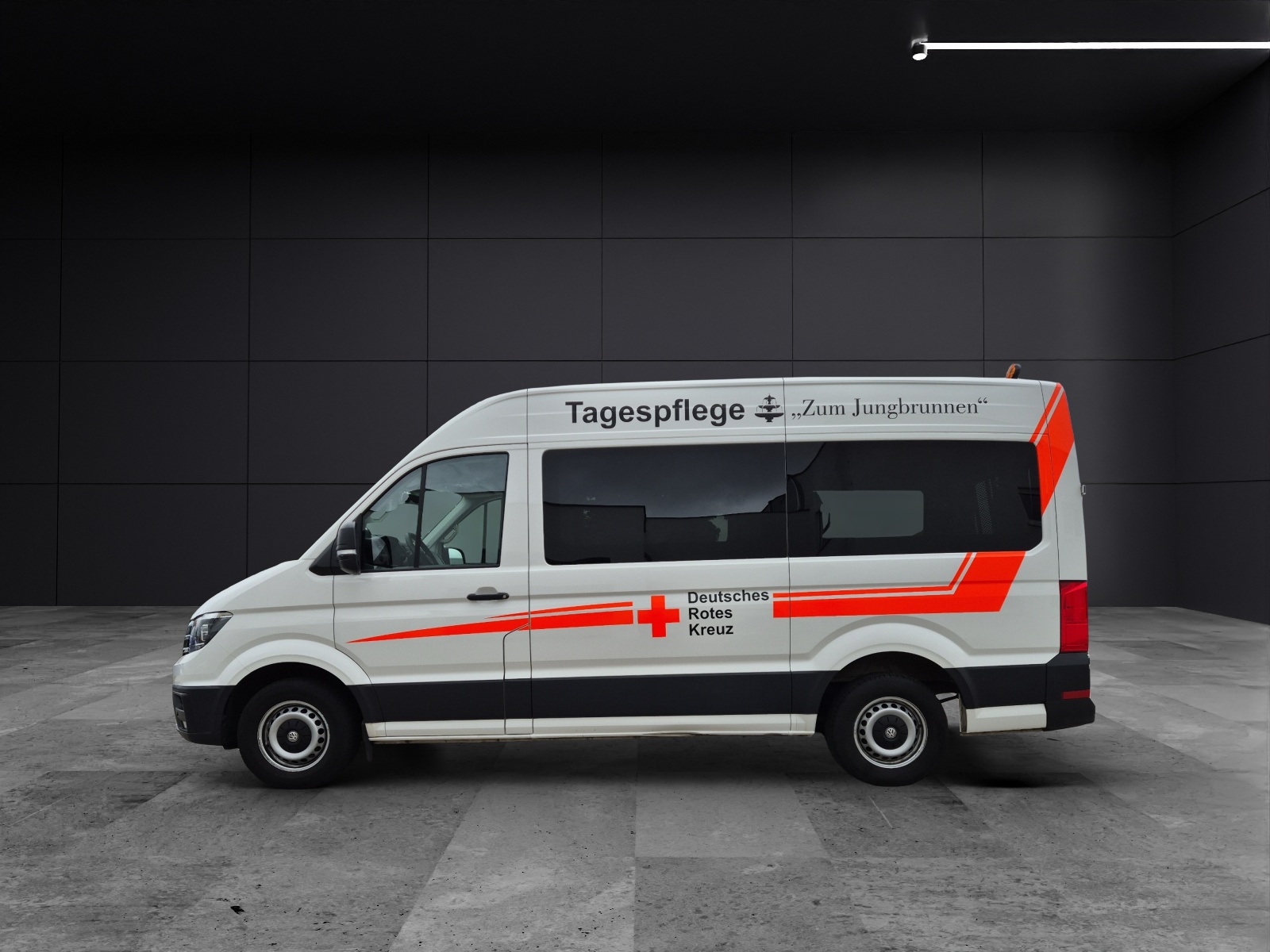 Fahrzeugabbildung Volkswagen Crafter 35 MR HD 4Mo 9-Si Rollstuhllift Trittstufe STH AHK Klima PDC