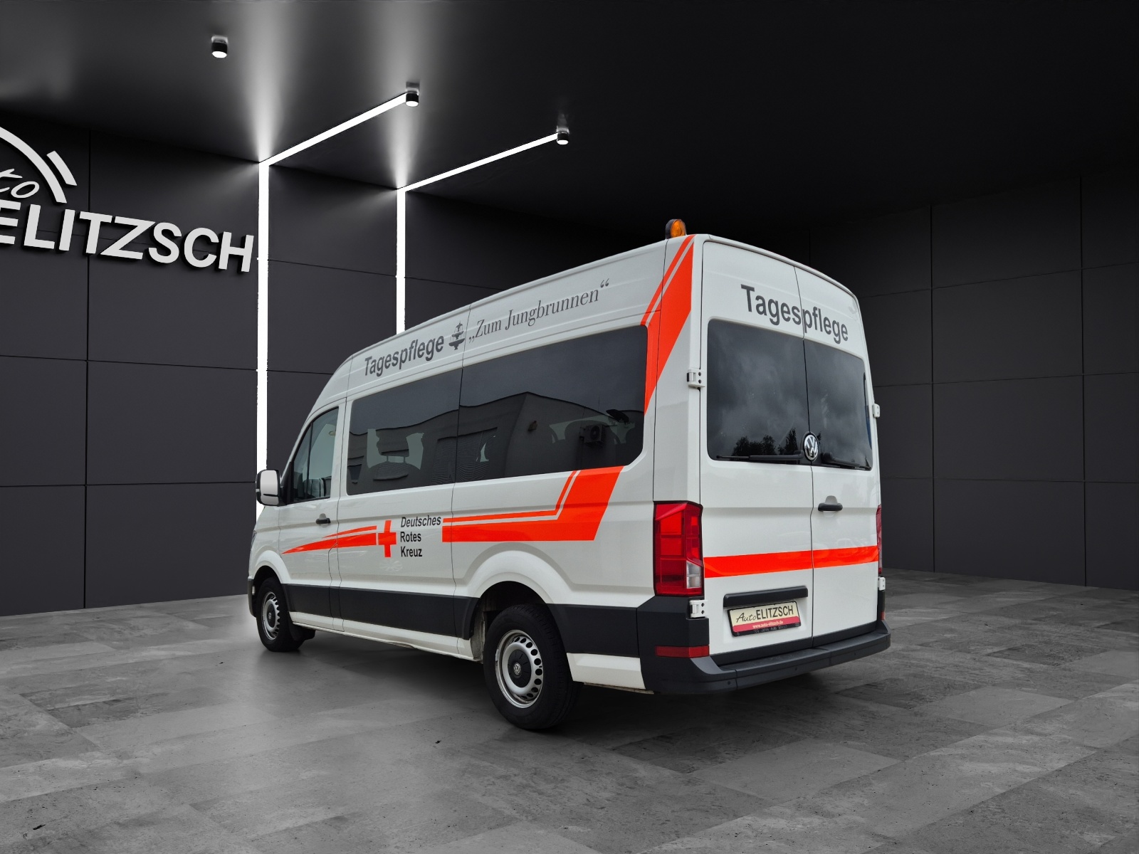 Fahrzeugabbildung Volkswagen Crafter 35 MR HD 4Mo 9-Si Rollstuhllift Trittstufe STH AHK Klima PDC