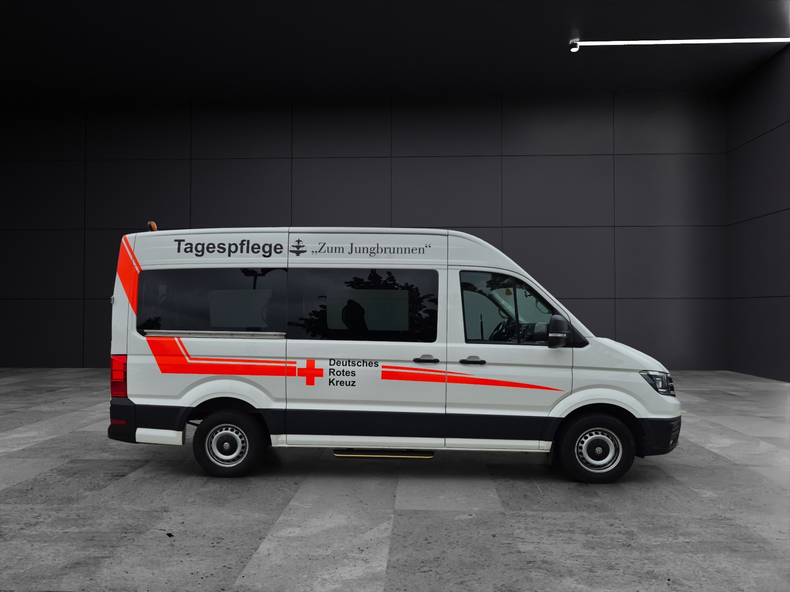 Fahrzeugabbildung Volkswagen Crafter 35 MR HD 4Mo 9-Si Rollstuhllift Trittstufe STH AHK Klima PDC