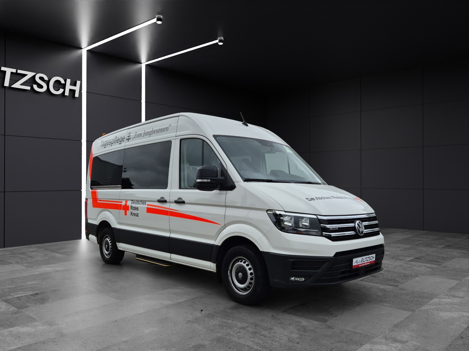 Fahrzeugabbildung Volkswagen Crafter 35 MR HD 4Mo 9-Si Rollstuhllift Trittstufe STH AHK Klima PDC