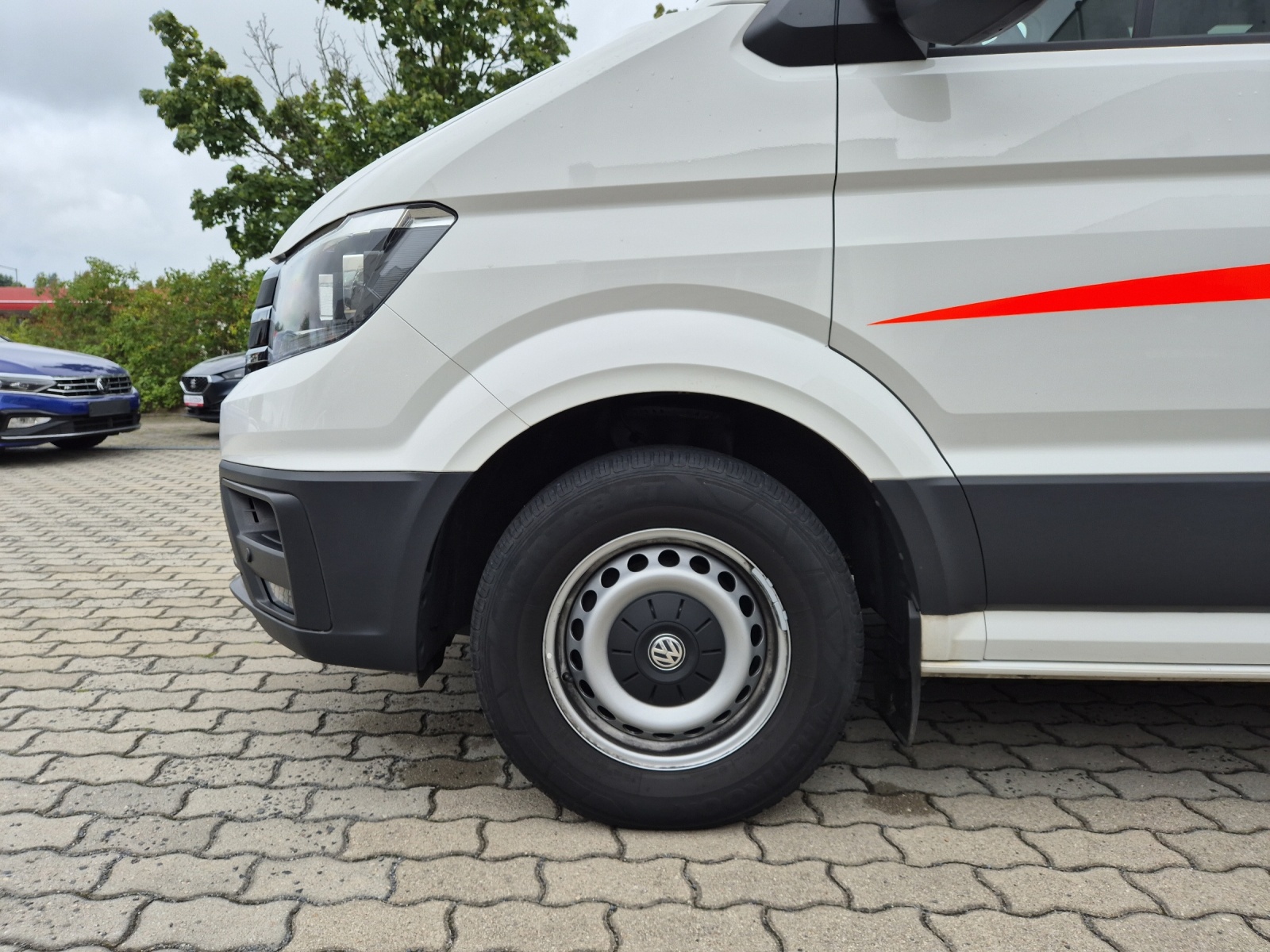 Fahrzeugabbildung Volkswagen Crafter 35 MR HD 4Mo 9-Si Rollstuhllift Trittstufe STH AHK Klima PDC