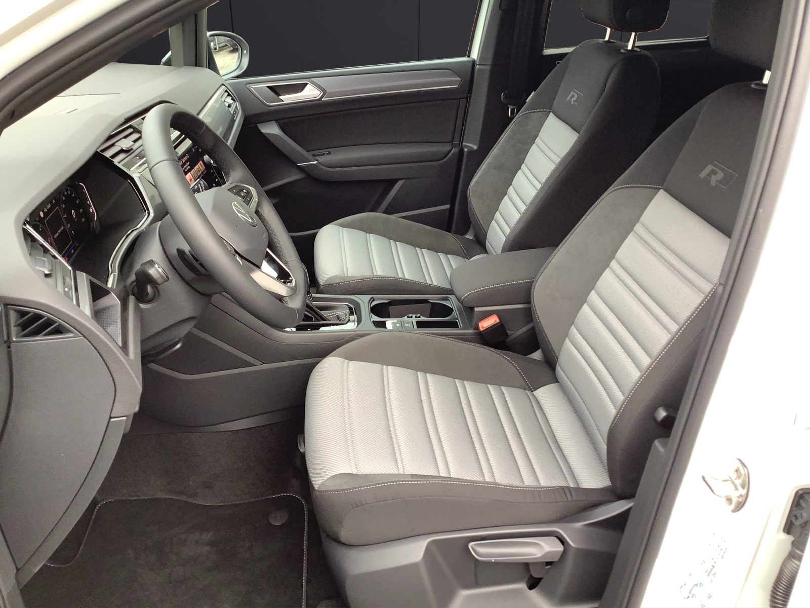 Fahrzeugabbildung Volkswagen Touran R-Line DSG Standheizg.