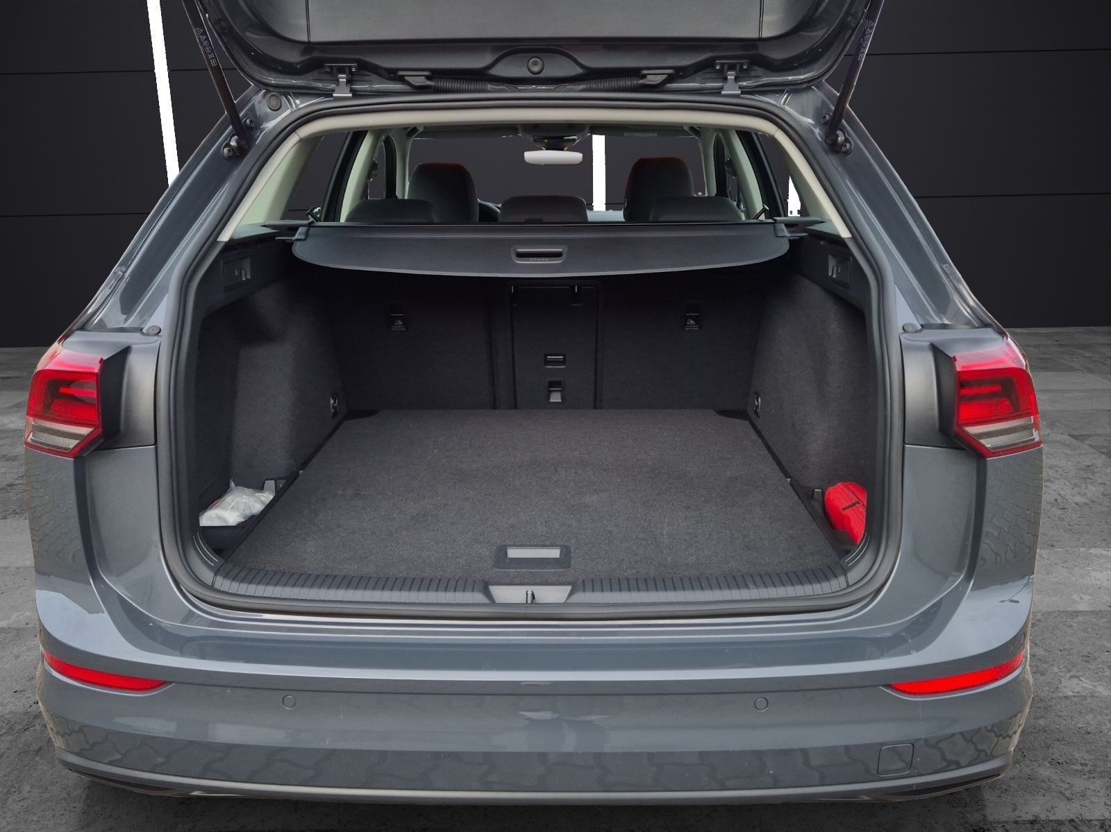 Fahrzeugabbildung Volkswagen Golf VIII Variant eTSI Life DSG LEDplus Navi AID ACC PDC SH