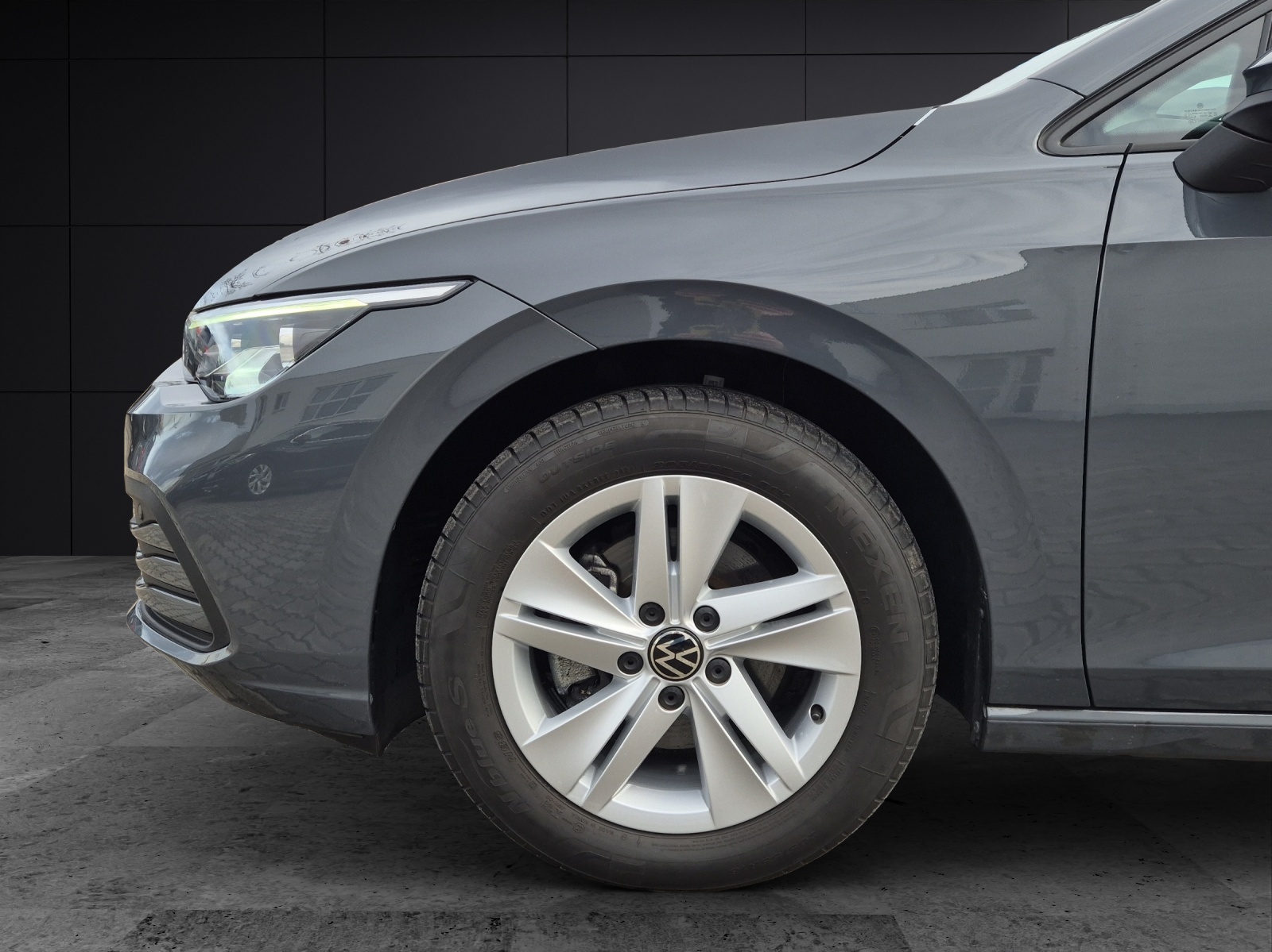 Fahrzeugabbildung Volkswagen Golf VIII Variant eTSI Life DSG LEDplus Navi AID ACC PDC SH