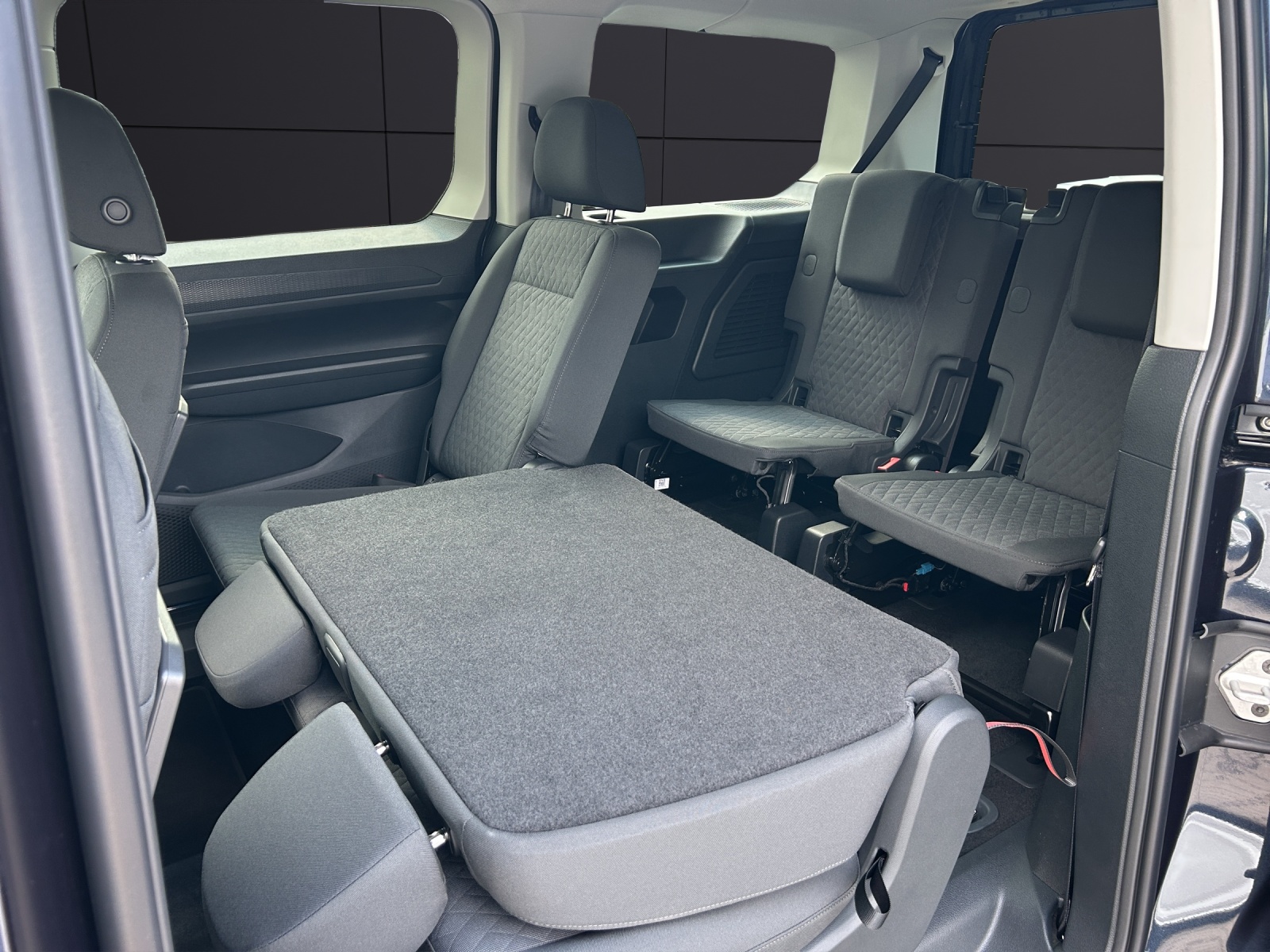 Fahrzeugabbildung Volkswagen Caddy e-Hyb Maxi Life 7-Sitzer 1,5 l 85 kW eHy