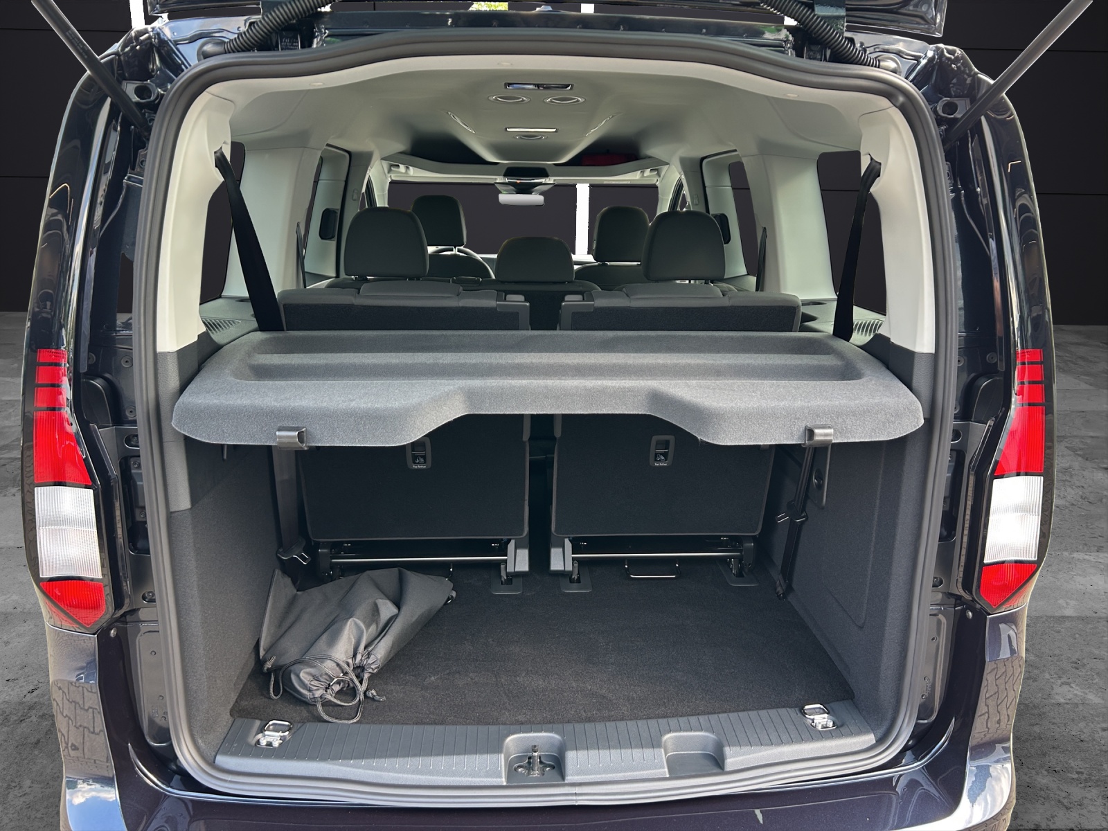 Fahrzeugabbildung Volkswagen Caddy e-Hyb Maxi Life 7-Sitzer 1,5 l 85 kW eHy