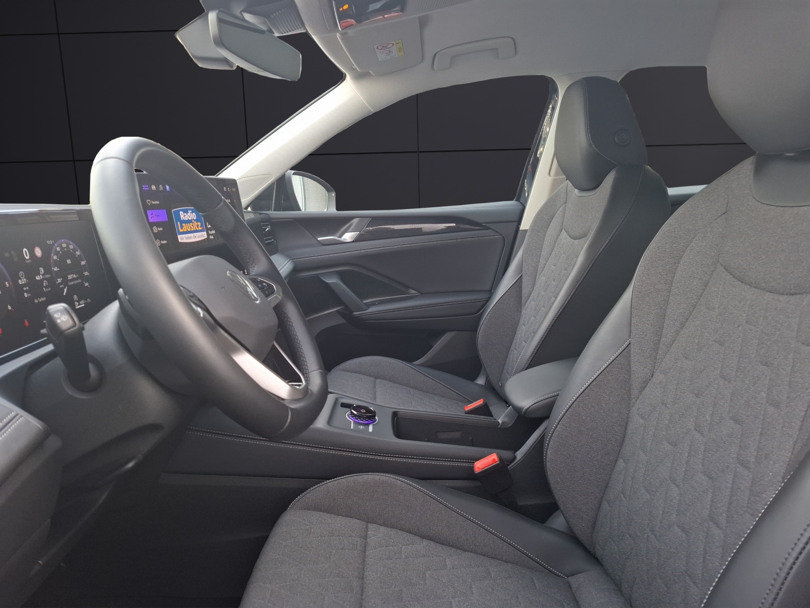 Fahrzeugabbildung Volkswagen Tiguan TDI DSG AHK HuD NAVI Kamera ACC PDC SHZ LM
