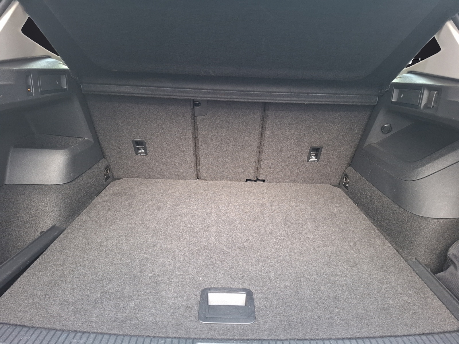Fahrzeugabbildung Volkswagen Tiguan TDI DSG AHK HuD NAVI Kamera ACC PDC SHZ LM