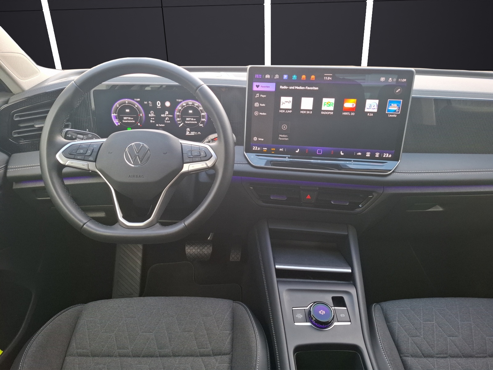 Fahrzeugabbildung Volkswagen Tiguan TDI DSG AHK HuD NAVI Kamera ACC PDC SHZ LM