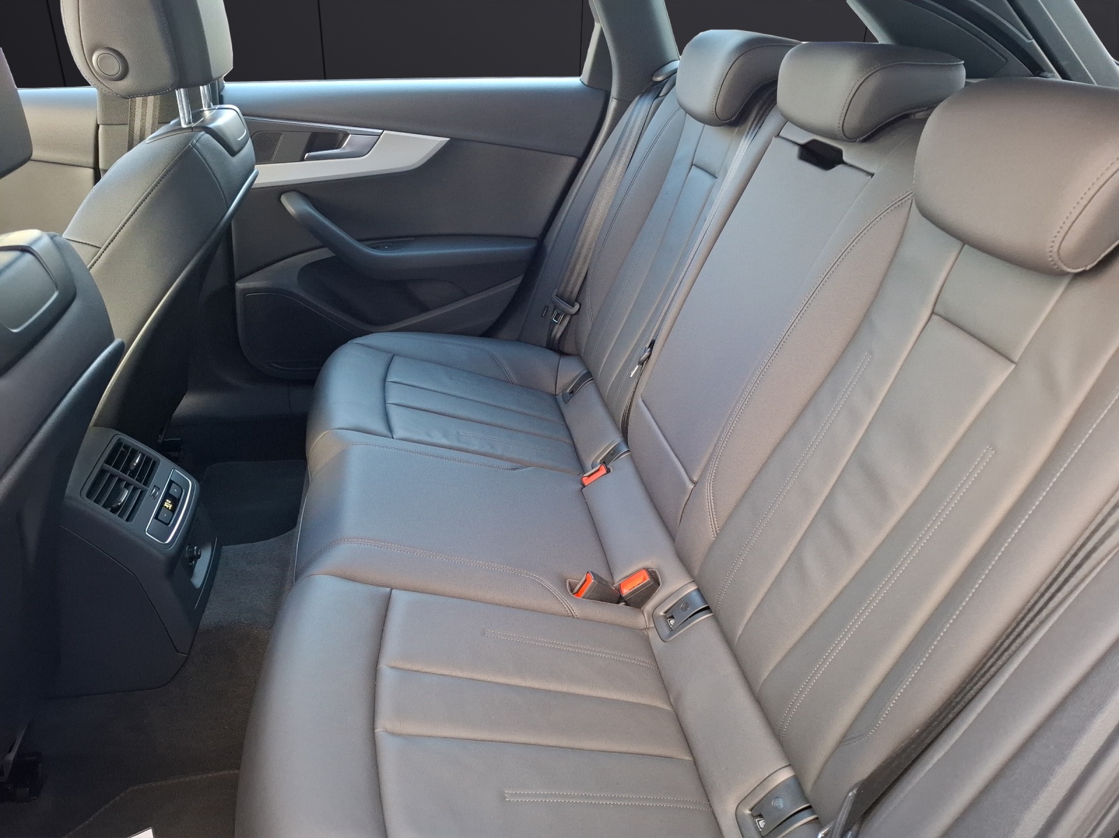 Fahrzeugabbildung Audi A4 Avant 35 TFSI advanced S-tronic LED Navi ACC RFK Leder SHZ