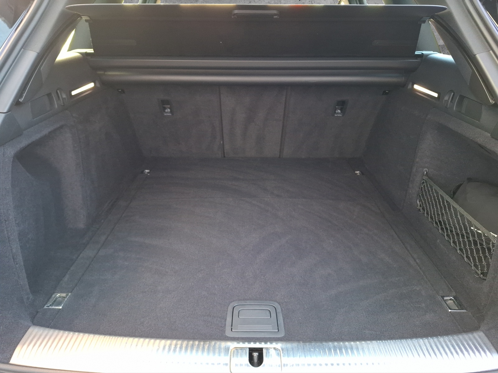 Fahrzeugabbildung Audi A4 Avant 35 TFSI advanced S-tronic LED Navi ACC RFK Leder SHZ