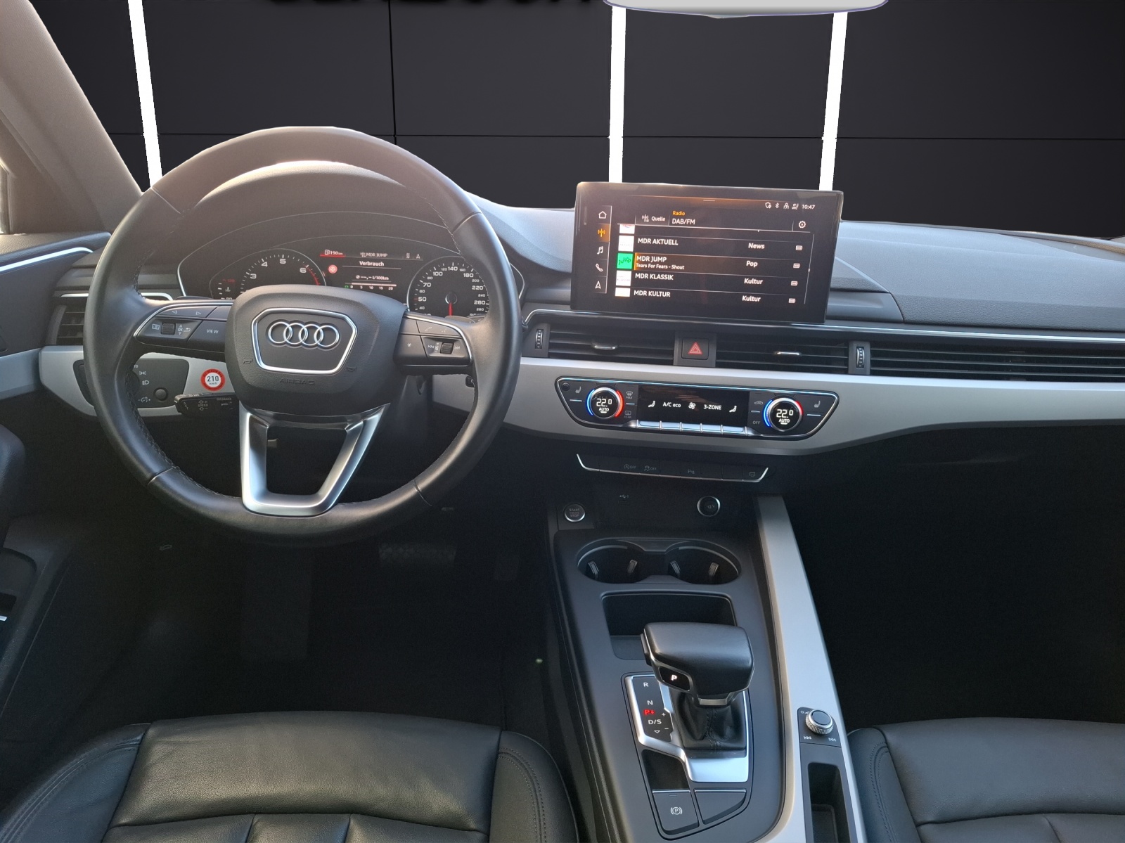 Fahrzeugabbildung Audi A4 Avant 35 TFSI advanced S-tronic LED Navi ACC RFK Leder SHZ