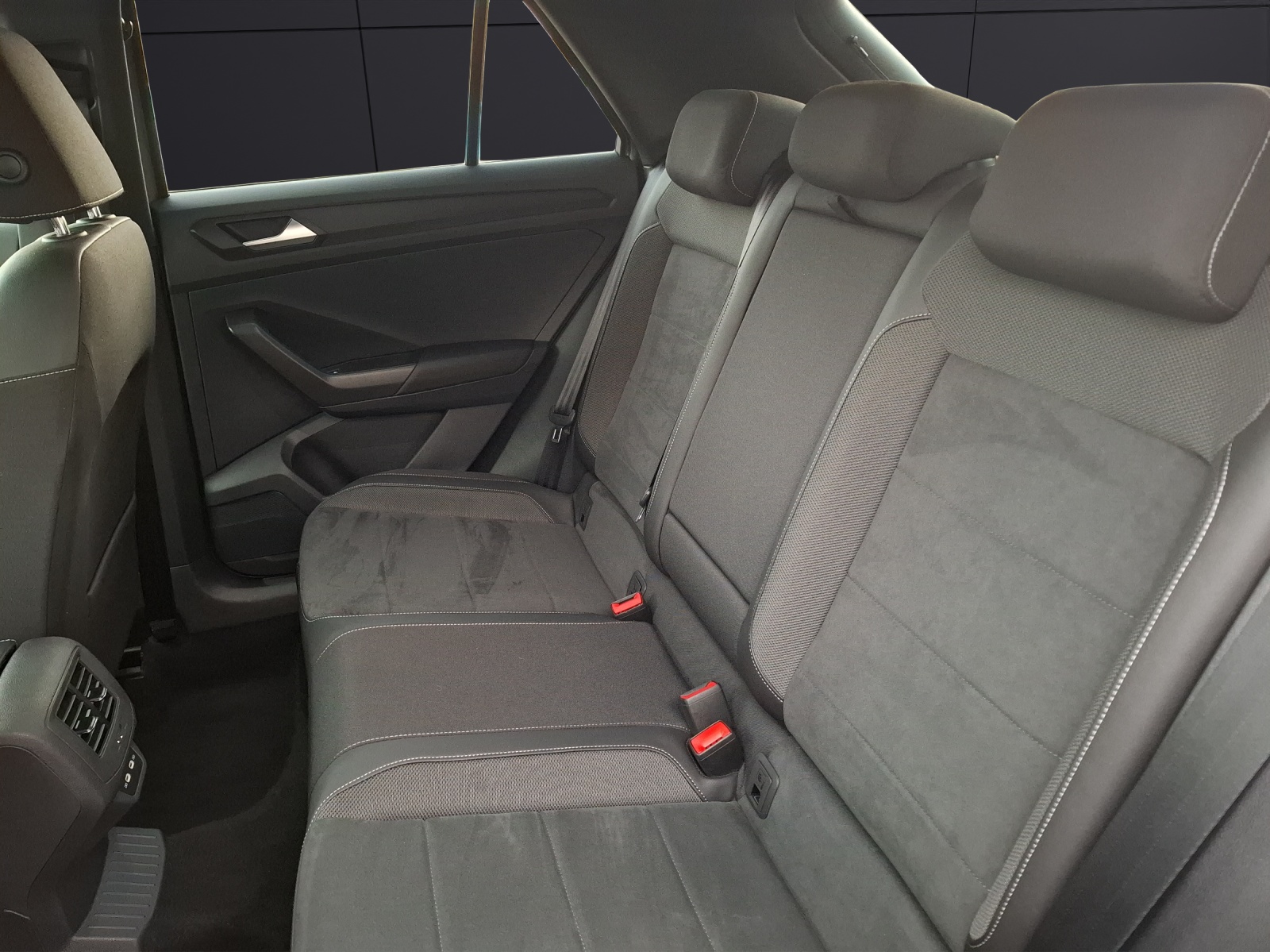 Fahrzeugabbildung Volkswagen T-Roc TDI R-Line DSG LED AHK Navi AID ACC RFK SH