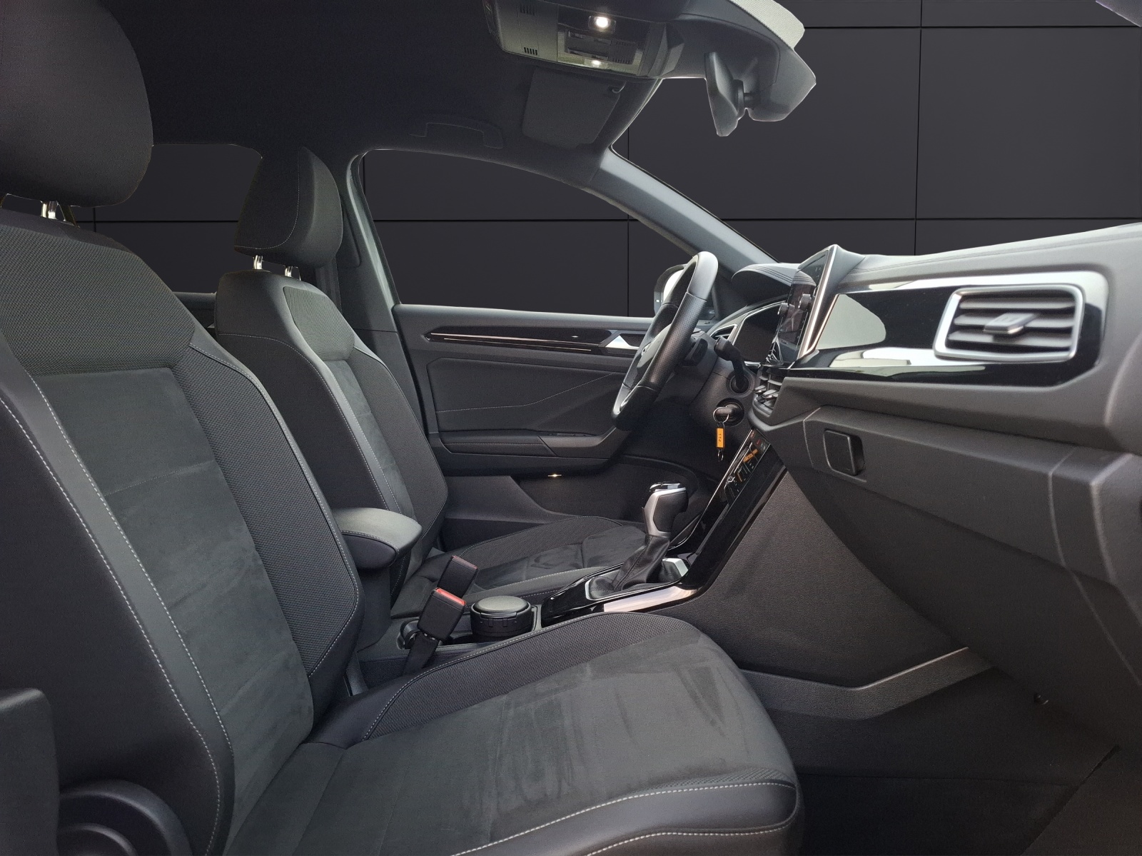 Fahrzeugabbildung Volkswagen T-Roc TDI R-Line DSG LED AHK Navi AID ACC RFK SH