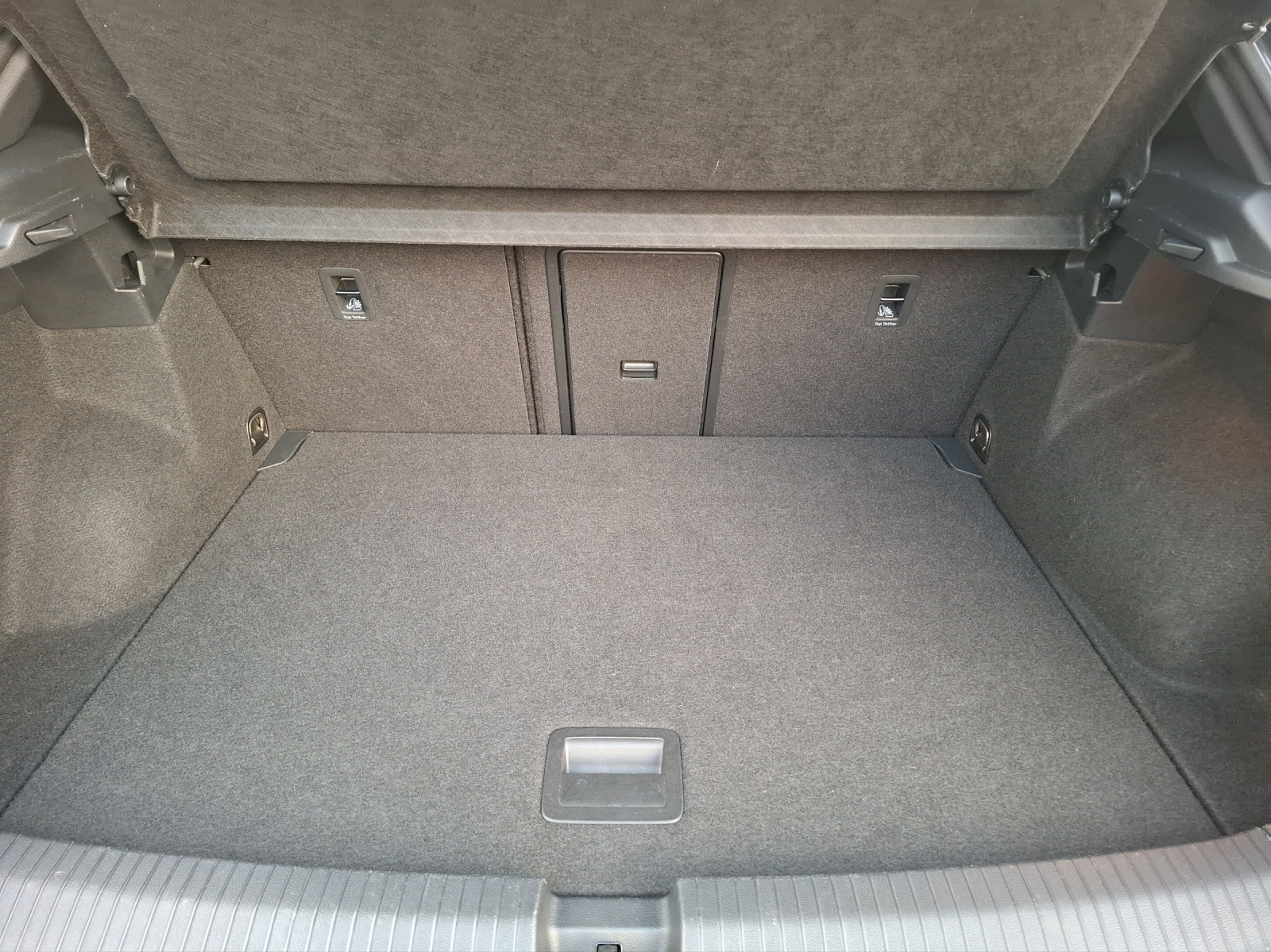 Fahrzeugabbildung Volkswagen T-Roc TDI R-Line DSG LED AHK Navi AID ACC RFK SH