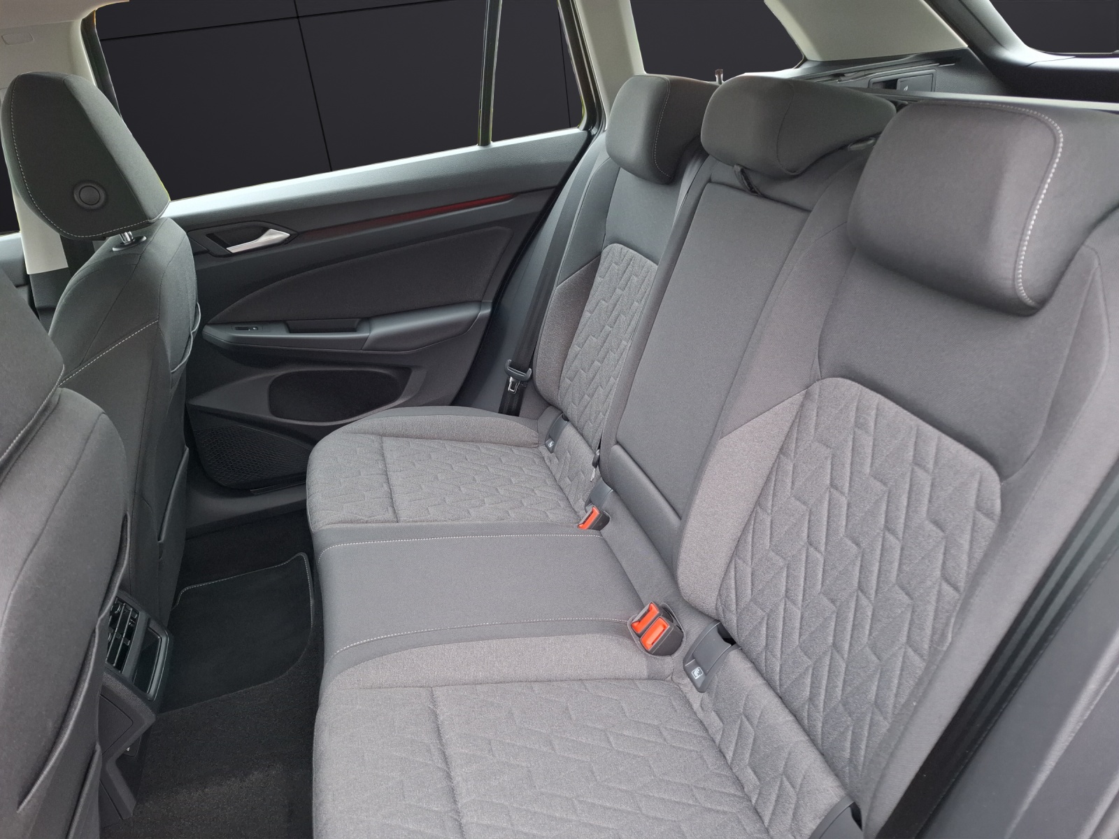 Fahrzeugabbildung Volkswagen Golf VIII Variant eTSI Life DSG LED Navi AID HUD ACC PDC SH