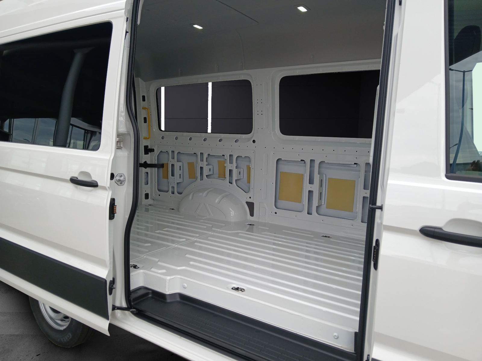 Fahrzeugabbildung Volkswagen Crafter Kasten 2,0l TDI 130 kW MR 4MOT CLIMATRONIC REAR VIEW STANDH. LED SITZH.