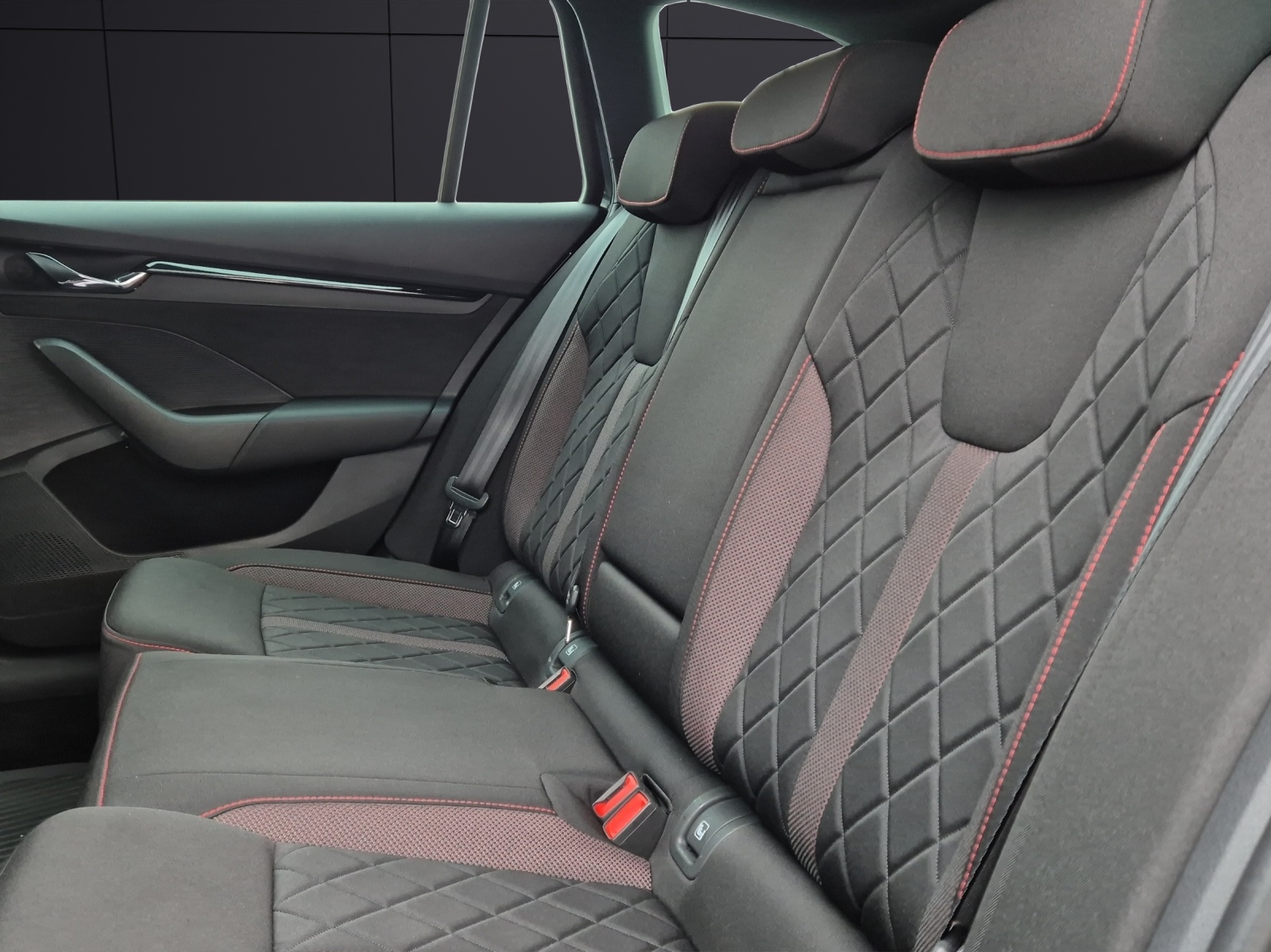 Fahrzeugabbildung SKODA Octavia Combi TDI RS DSG 4x4 Matri Navi AID HUD ACC RFK SH