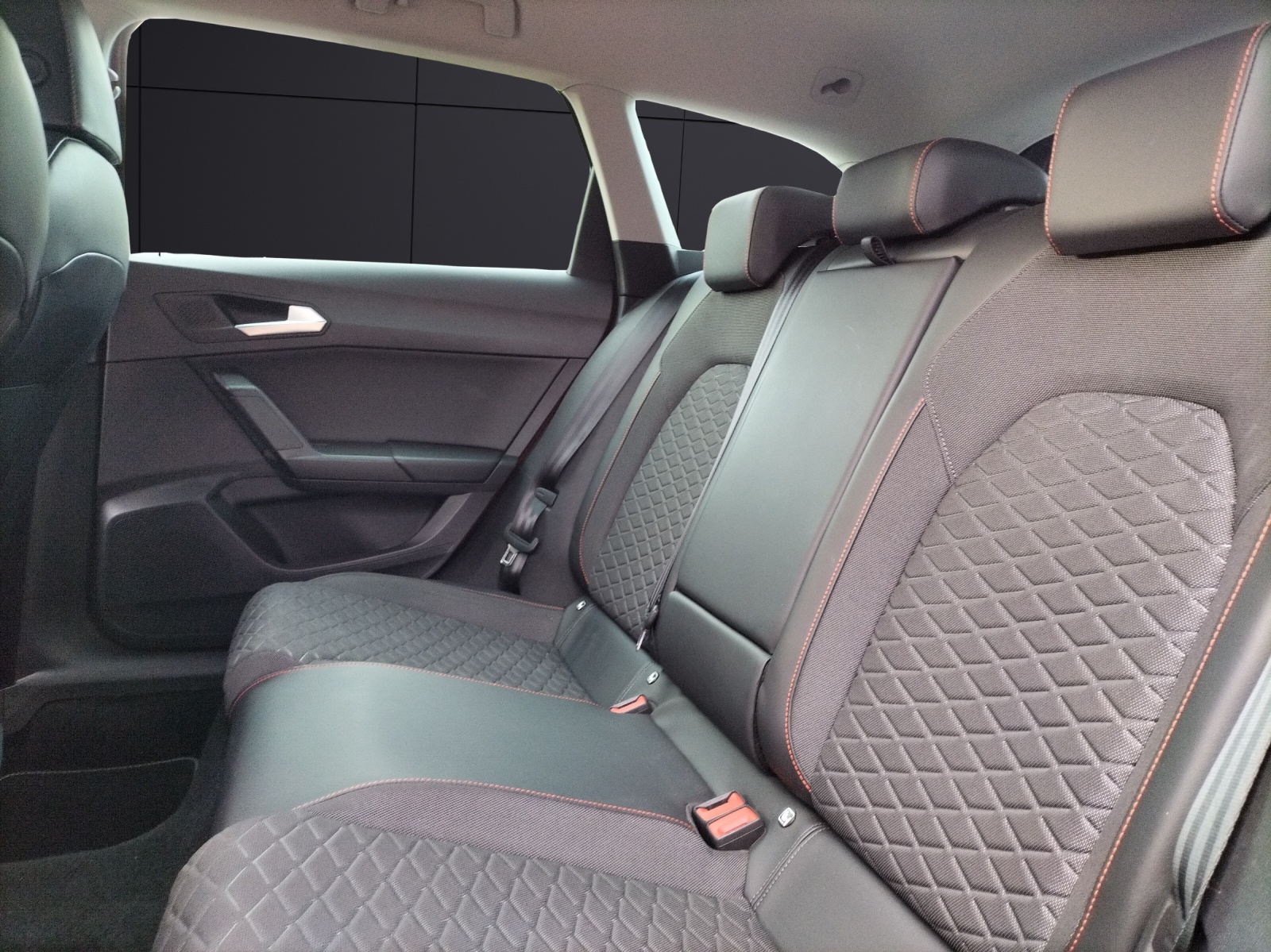 Fahrzeugabbildung SEAT Leon ST eTSI FR-Line DSG LED AHK Navi ACC Park-Assist SH