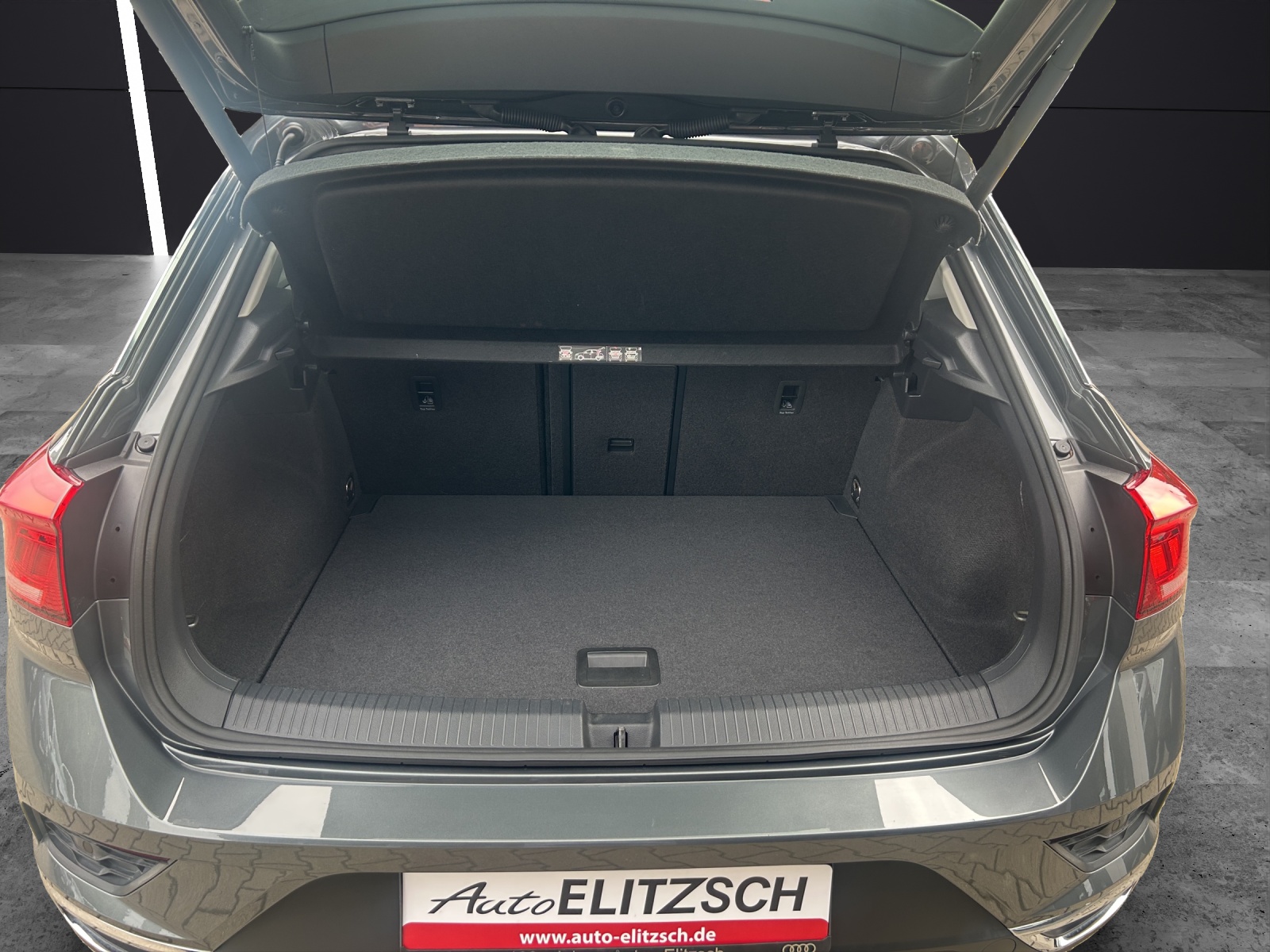Fahrzeugabbildung Volkswagen T-Roc TSI Style LED ACC AID NAVI RFK PDC 17