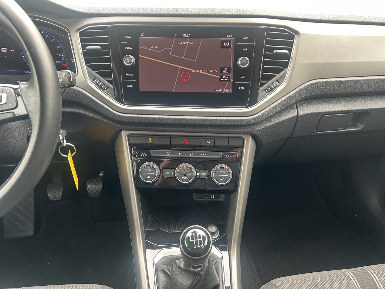 Fahrzeugabbildung Volkswagen T-Roc TSI Style LED ACC AID NAVI RFK PDC 17