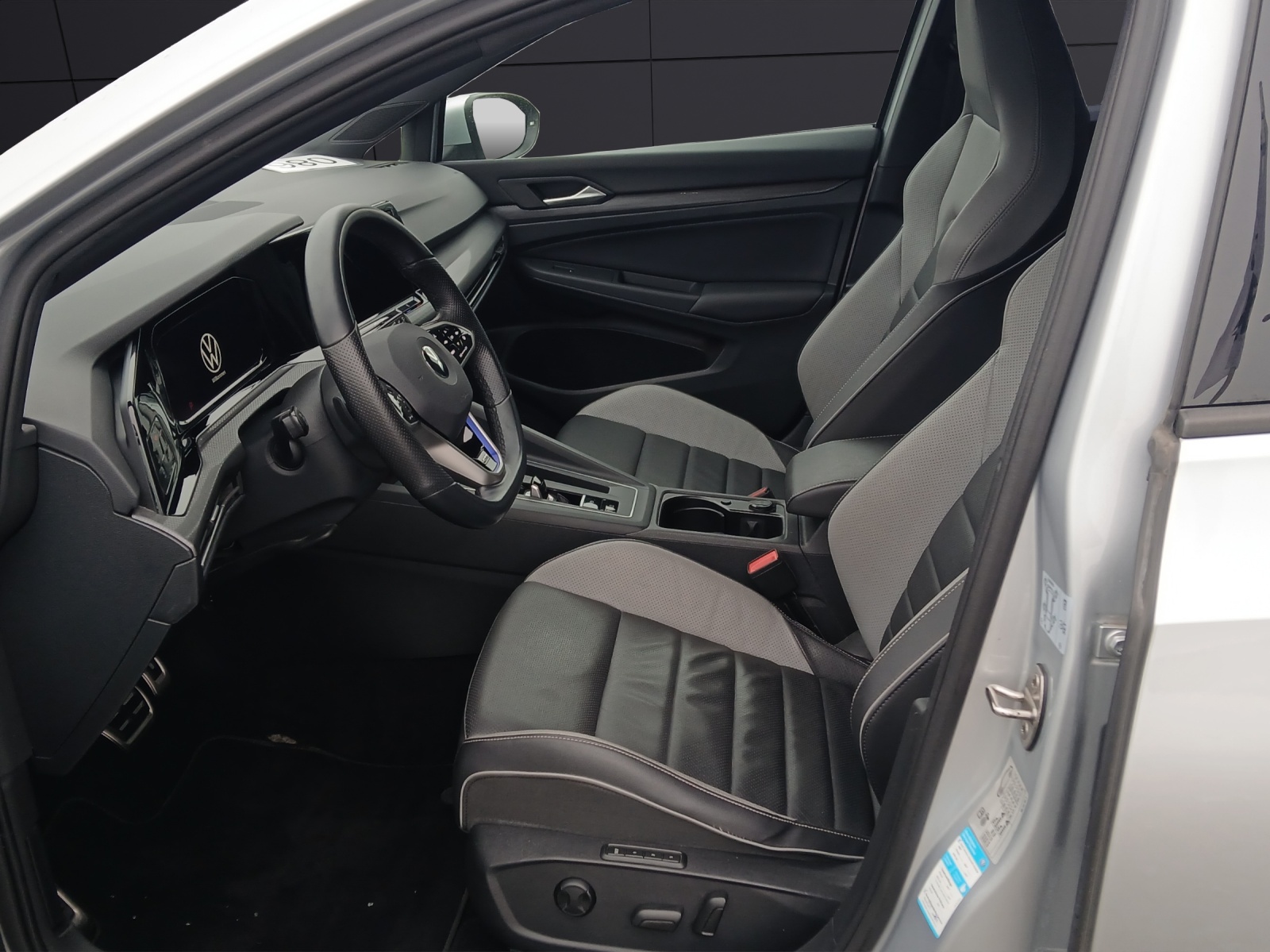 Fahrzeugabbildung Volkswagen Golf VIII GTE LEDplus Navi Leder AID ACC PDC SH