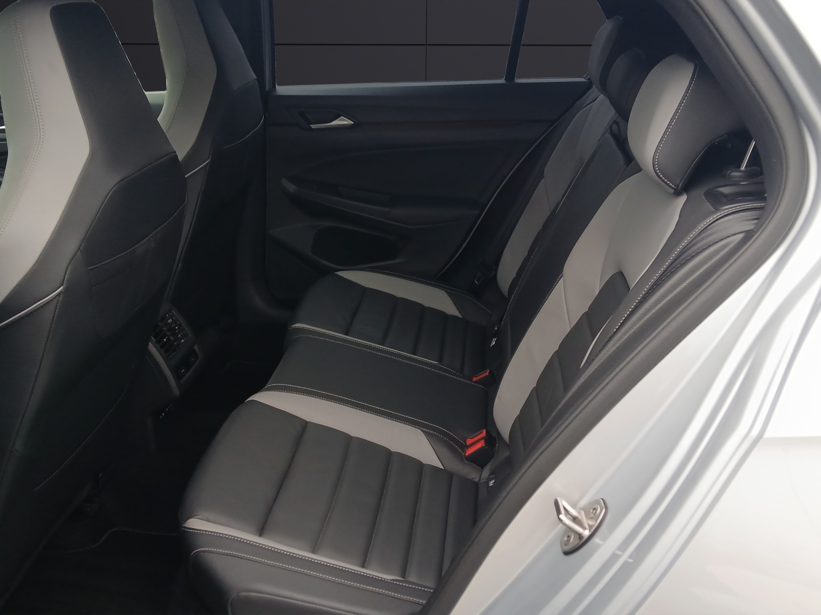 Fahrzeugabbildung Volkswagen Golf VIII GTE LEDplus Navi Leder AID ACC PDC SH