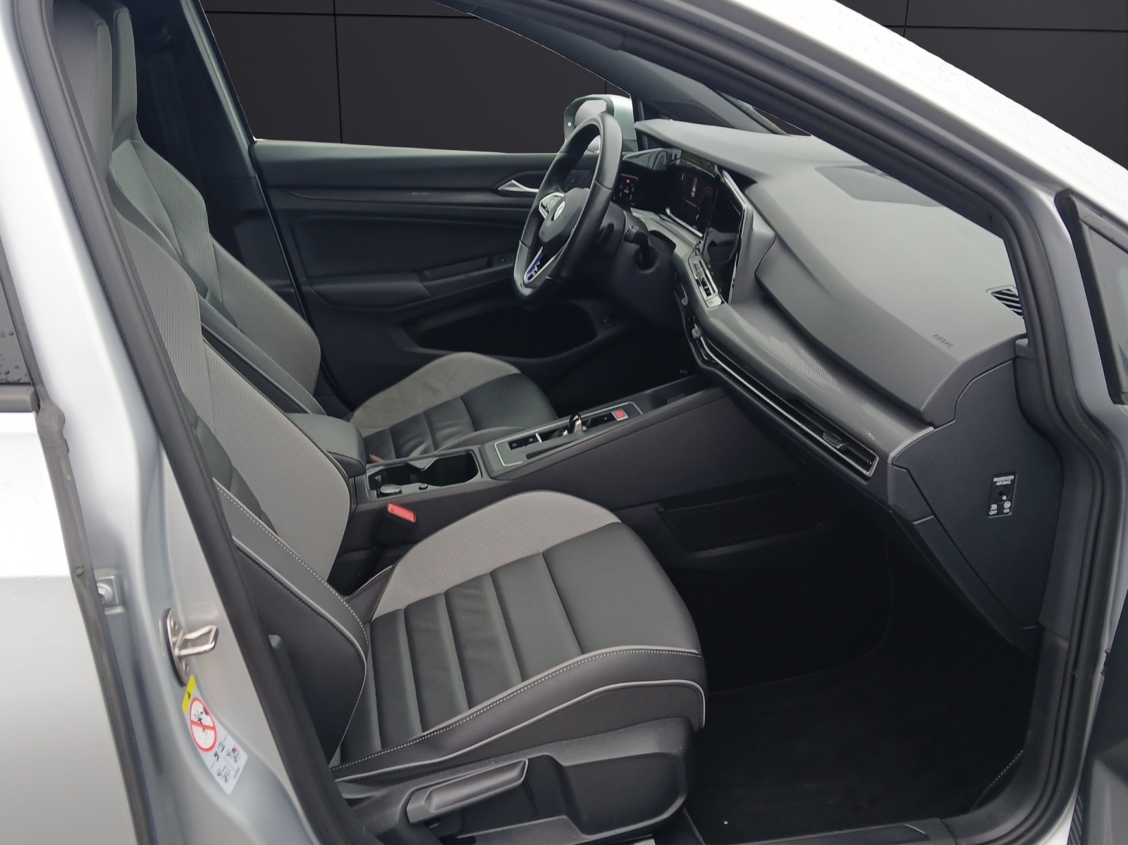 Fahrzeugabbildung Volkswagen Golf VIII GTE LEDplus Navi Leder AID ACC PDC SH