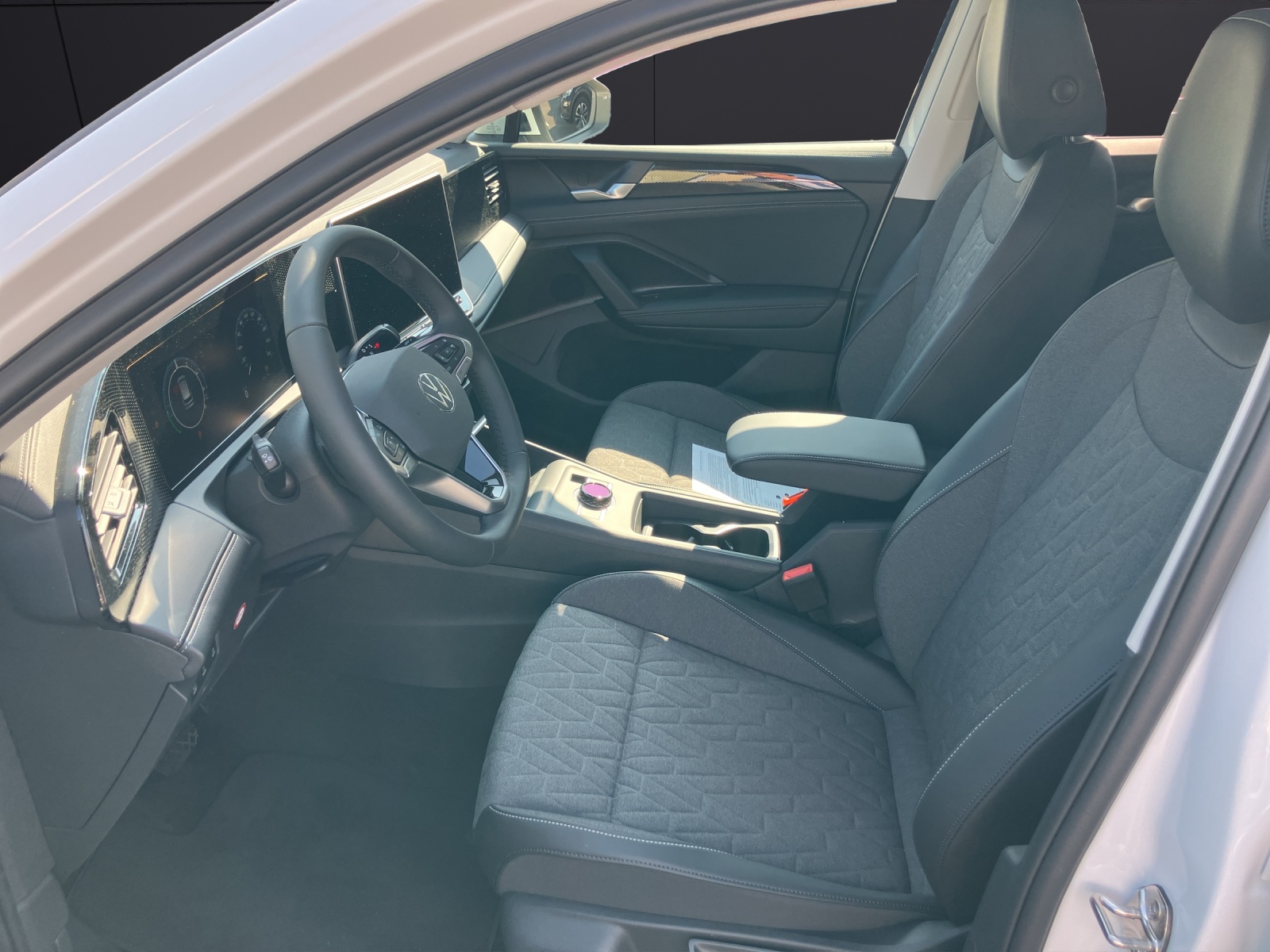 Fahrzeugabbildung Volkswagen Tiguan 1.5 TSI eHybrid 150 kW Life IQ-LED AHK NAVI