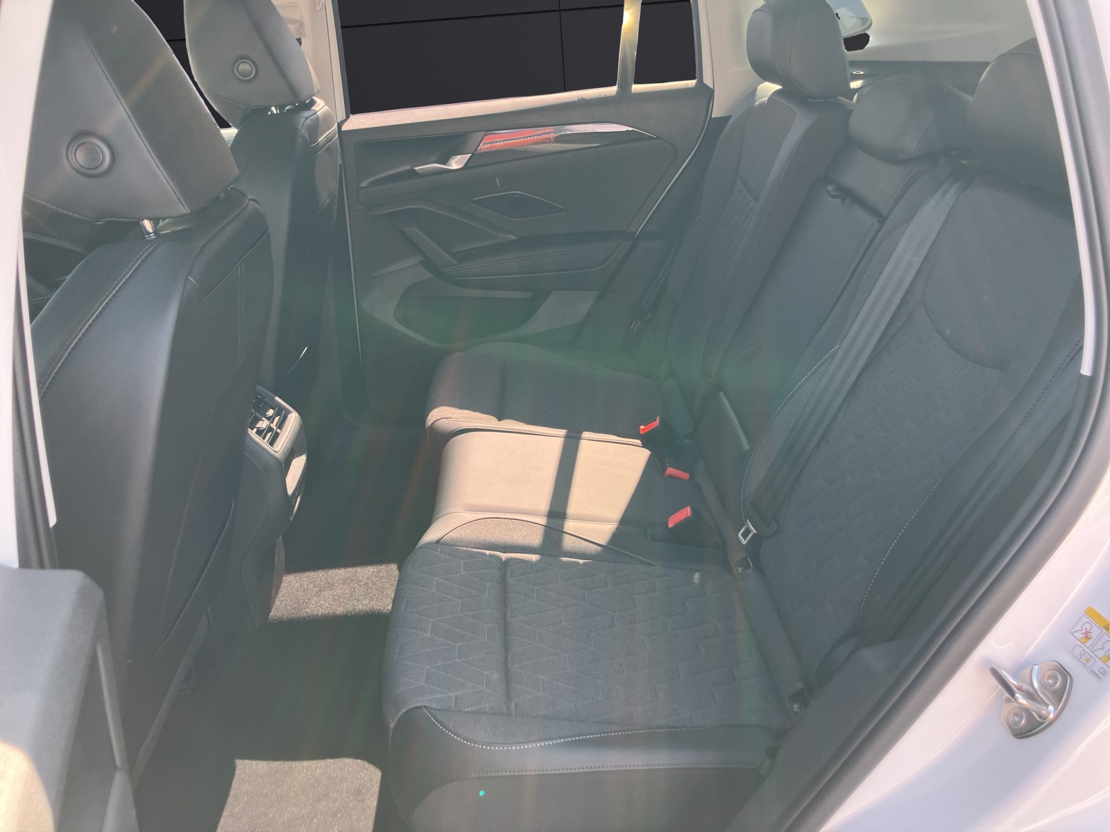 Fahrzeugabbildung Volkswagen Tiguan 1.5 TSI eHybrid 150 kW Life IQ-LED AHK NAVI