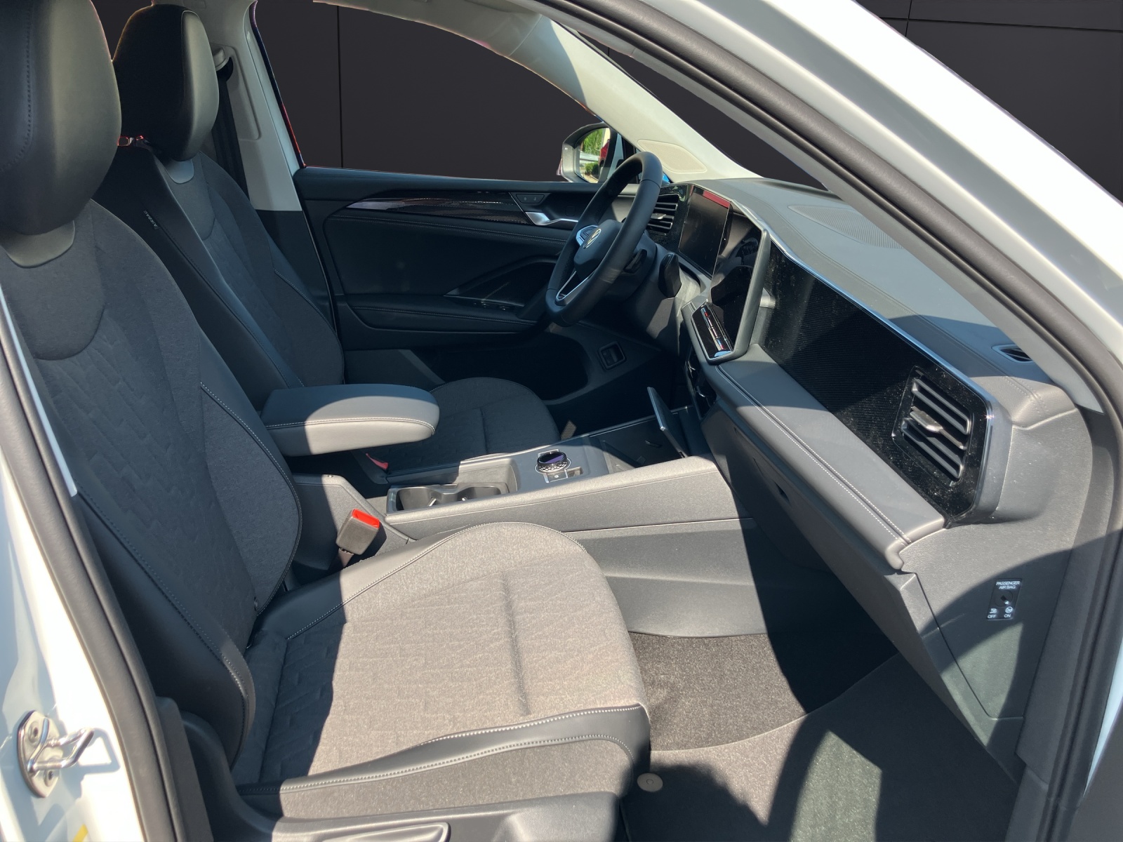 Fahrzeugabbildung Volkswagen Tiguan 1.5 TSI eHybrid 150 kW Life IQ-LED AHK NAVI