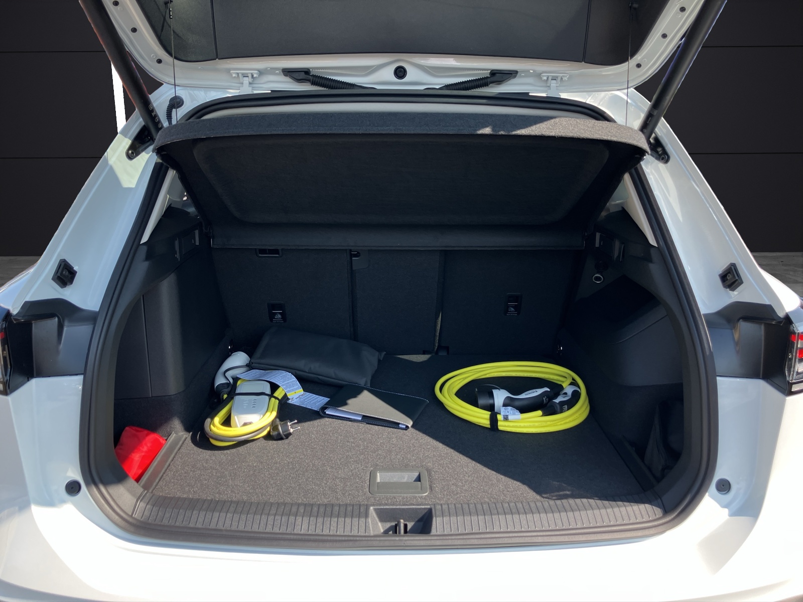 Fahrzeugabbildung Volkswagen Tiguan 1.5 TSI eHybrid 150 kW Life IQ-LED AHK NAVI