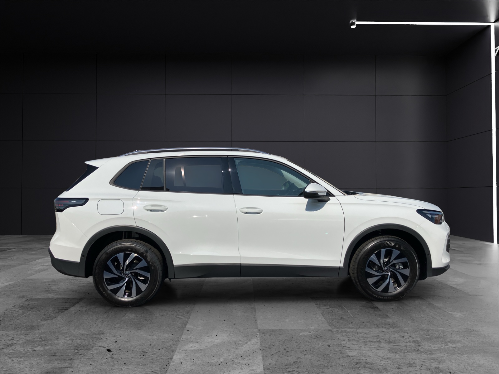 Fahrzeugabbildung Volkswagen Tiguan 1.5 TSI eHybrid 150 kW Life IQ-LED AHK NAVI