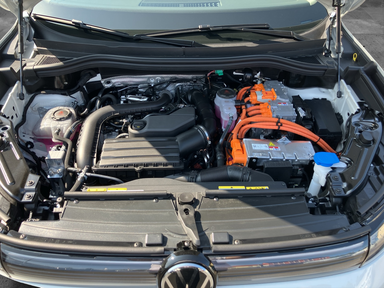 Fahrzeugabbildung Volkswagen Tiguan 1.5 TSI eHybrid 150 kW Life IQ-LED AHK NAVI