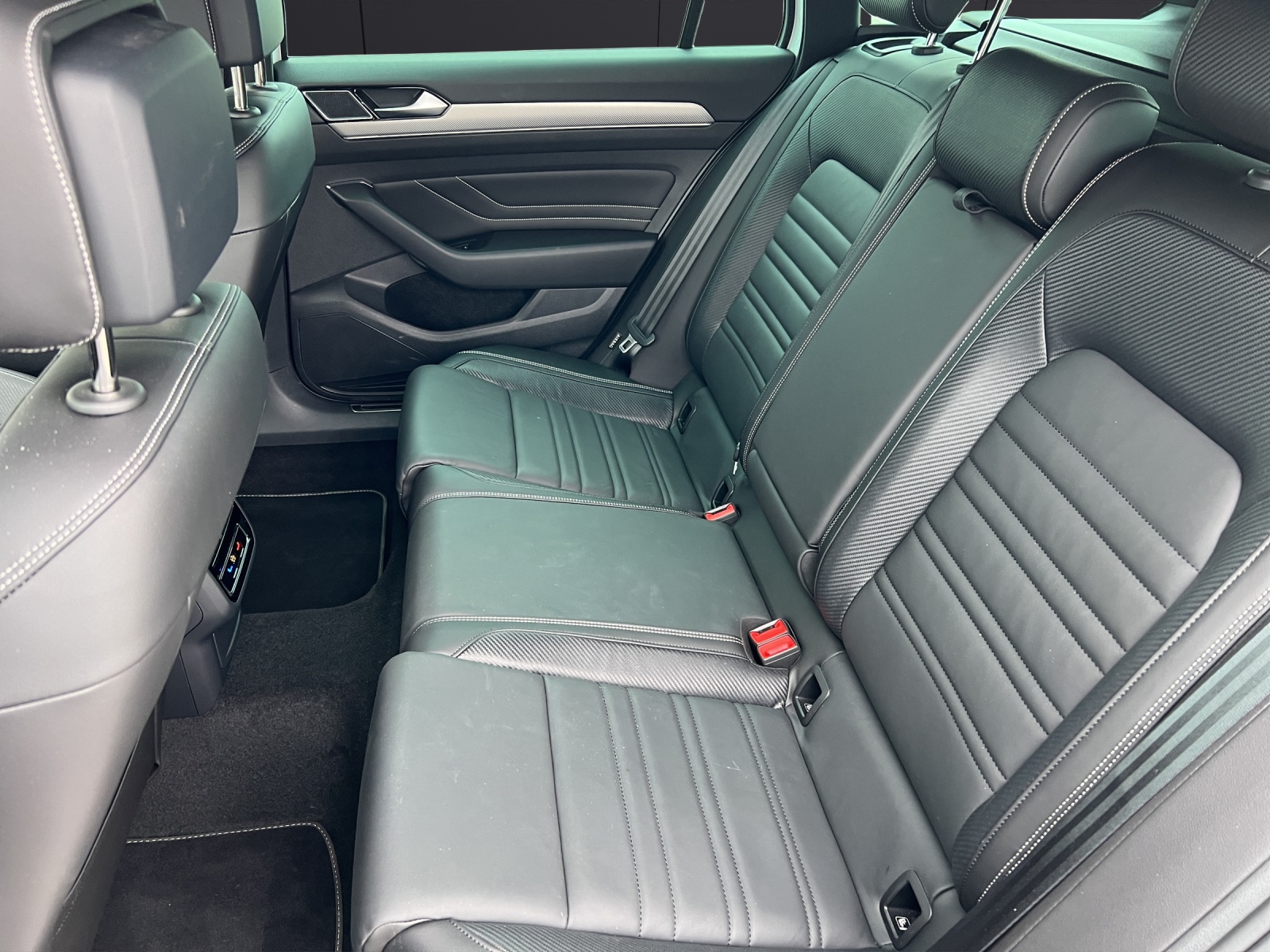 Fahrzeugabbildung Volkswagen Passat Variant R-Line Elegance TSI DSG LED ACC NAVI LEDER