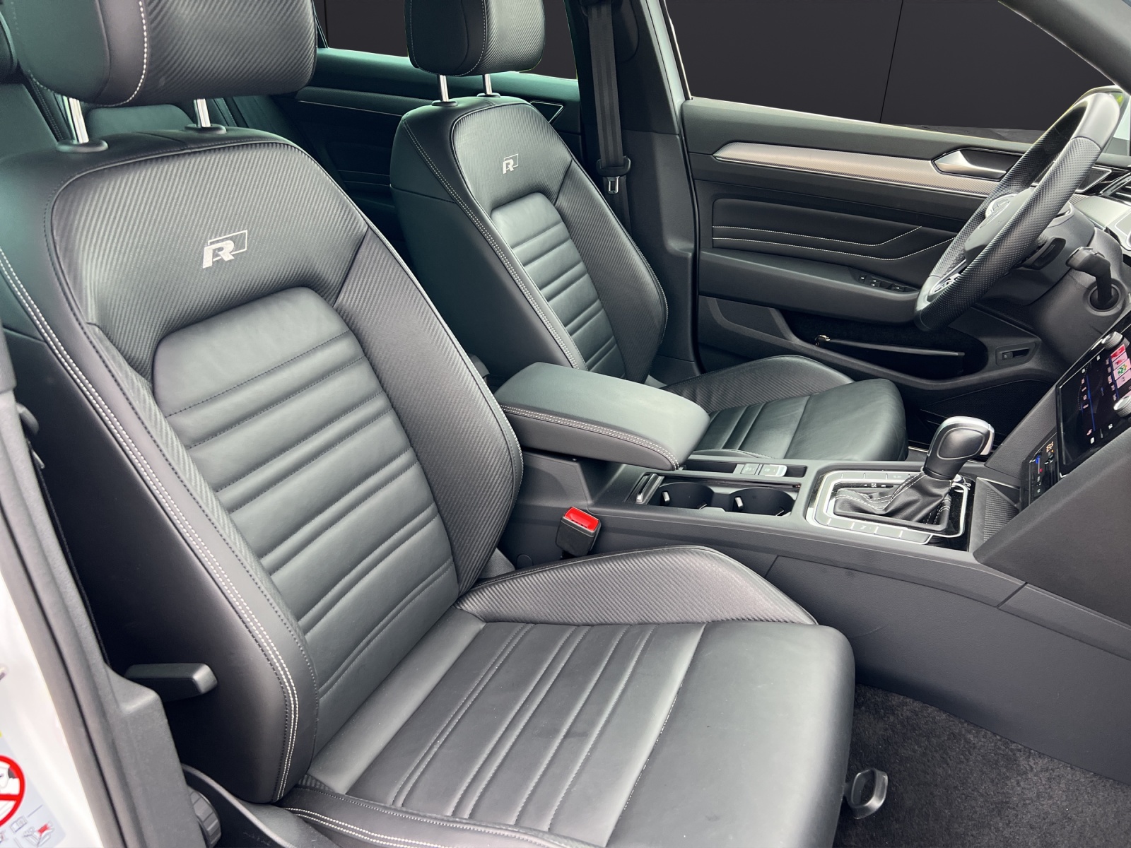 Fahrzeugabbildung Volkswagen Passat Variant R-Line Elegance TSI DSG LED ACC NAVI LEDER