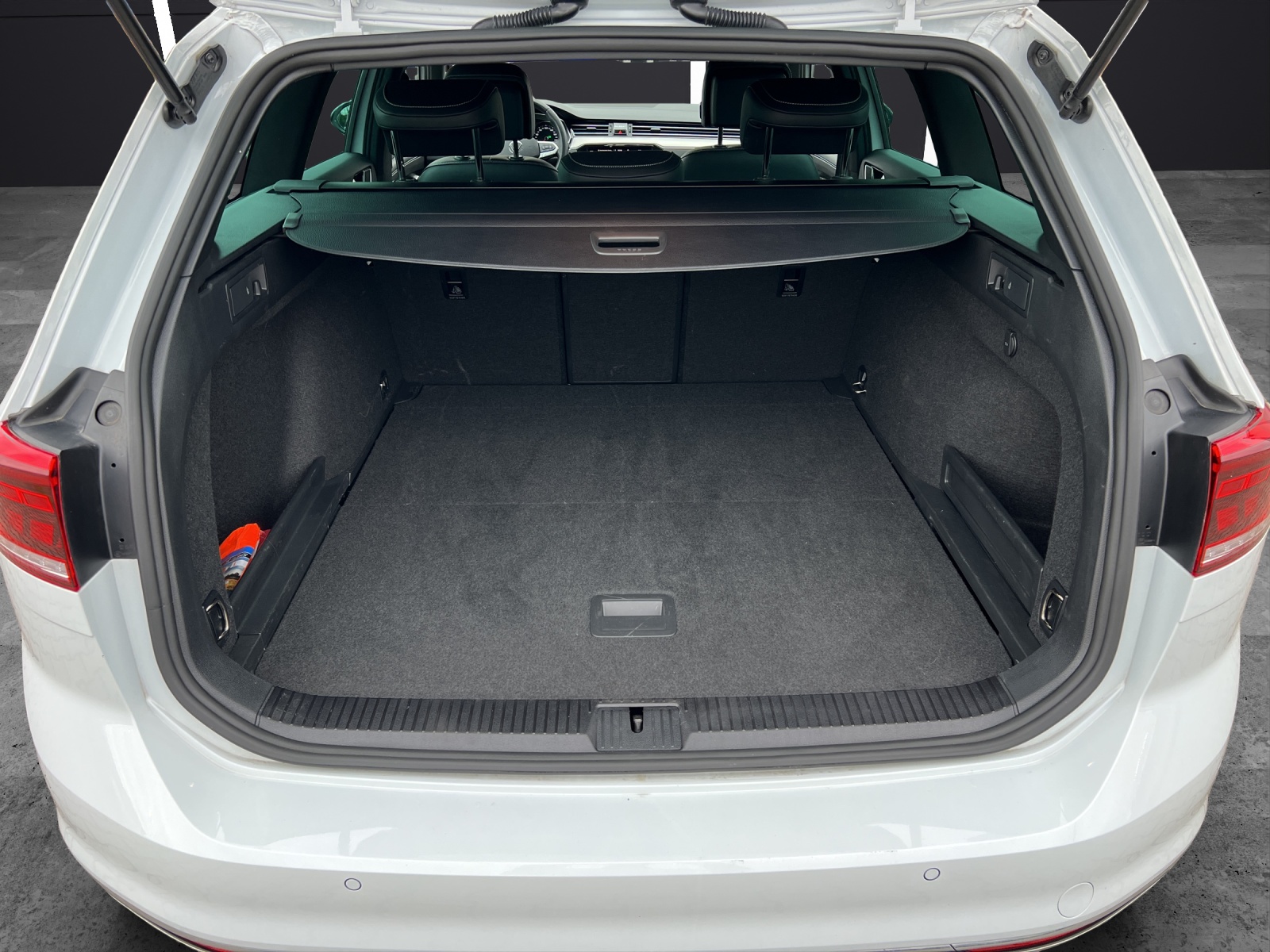 Fahrzeugabbildung Volkswagen Passat Variant R-Line Elegance TSI DSG LED ACC NAVI LEDER