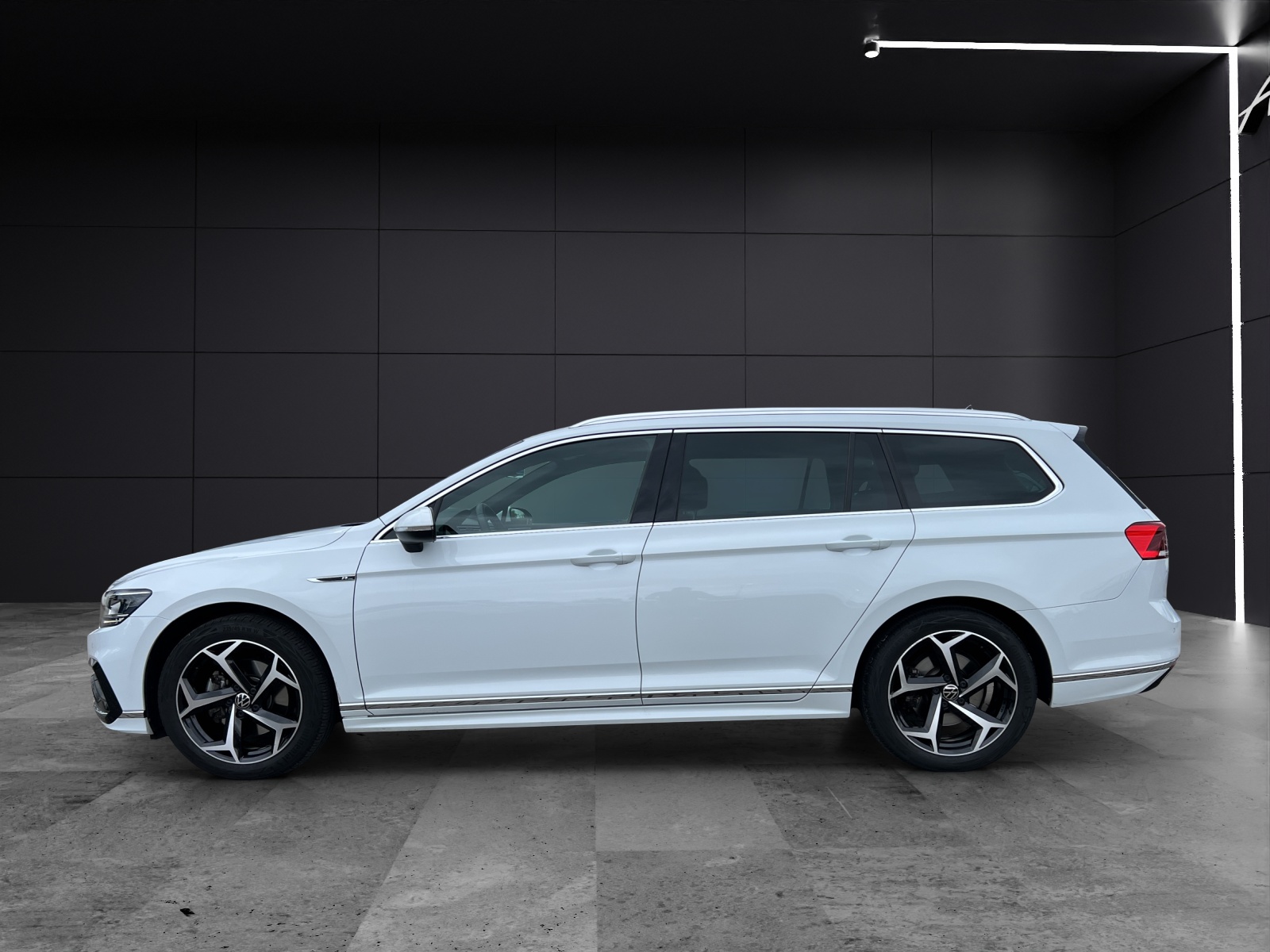 Fahrzeugabbildung Volkswagen Passat Variant R-Line Elegance TSI DSG LED ACC NAVI LEDER