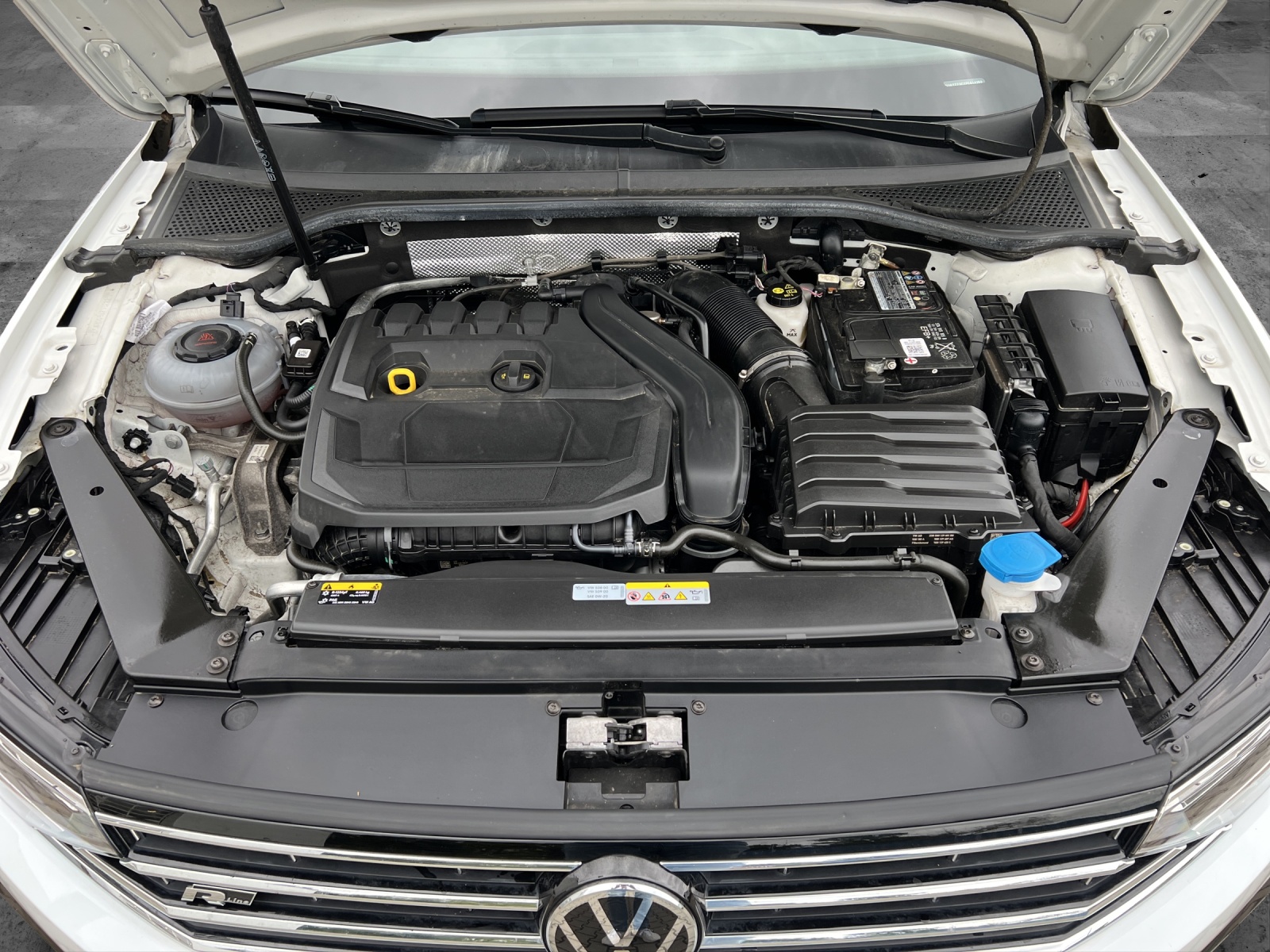 Fahrzeugabbildung Volkswagen Passat Variant R-Line Elegance TSI DSG LED ACC NAVI LEDER