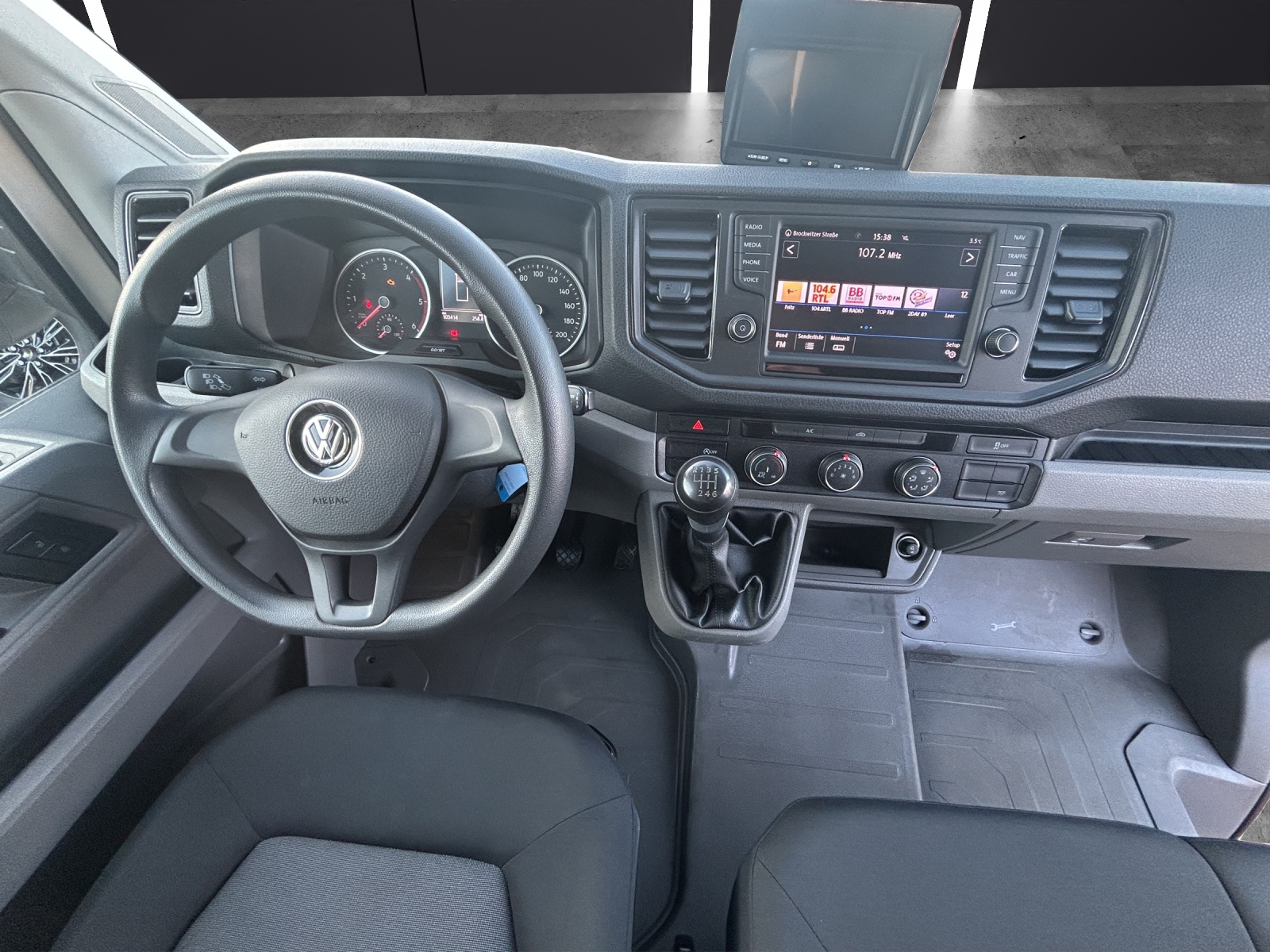 Fahrzeugabbildung Volkswagen Crafter Pritsche Kofferaufbau 35 lang RFK Navi Klima