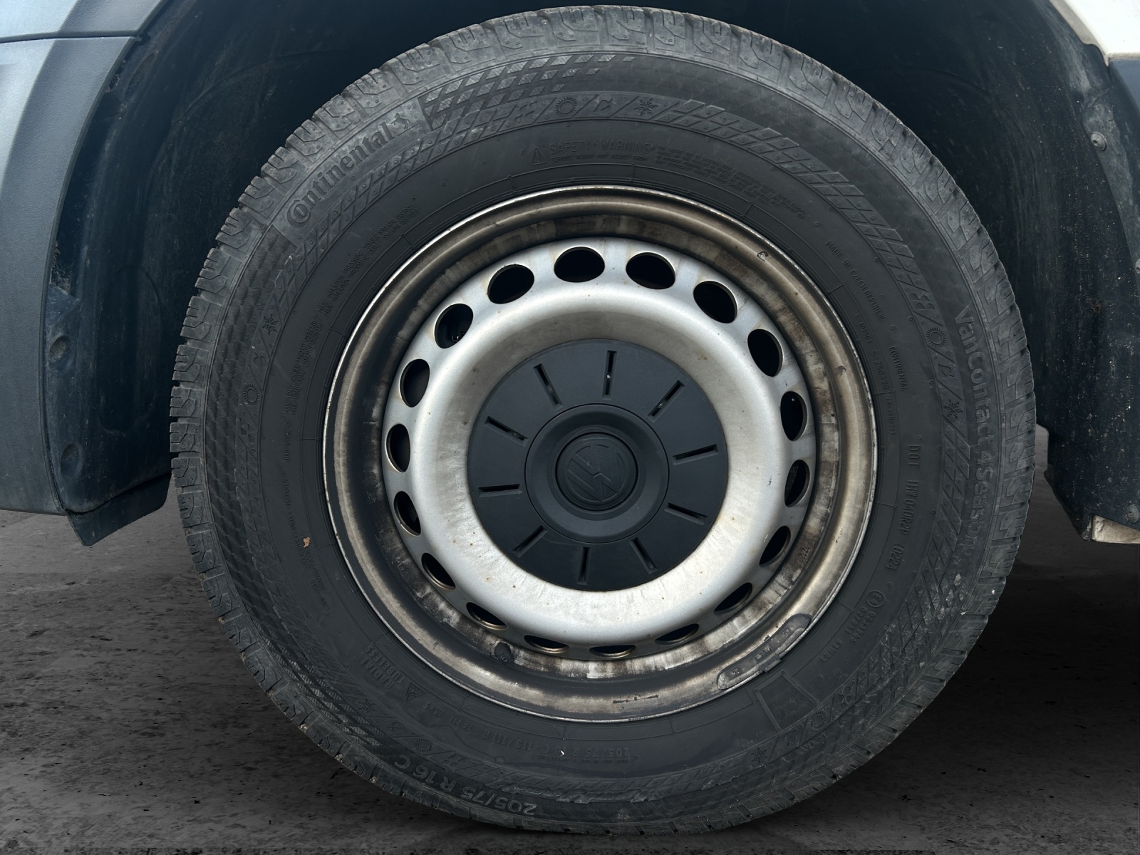 Fahrzeugabbildung Volkswagen Crafter Pritsche Kofferaufbau 35 lang RFK Navi Klima