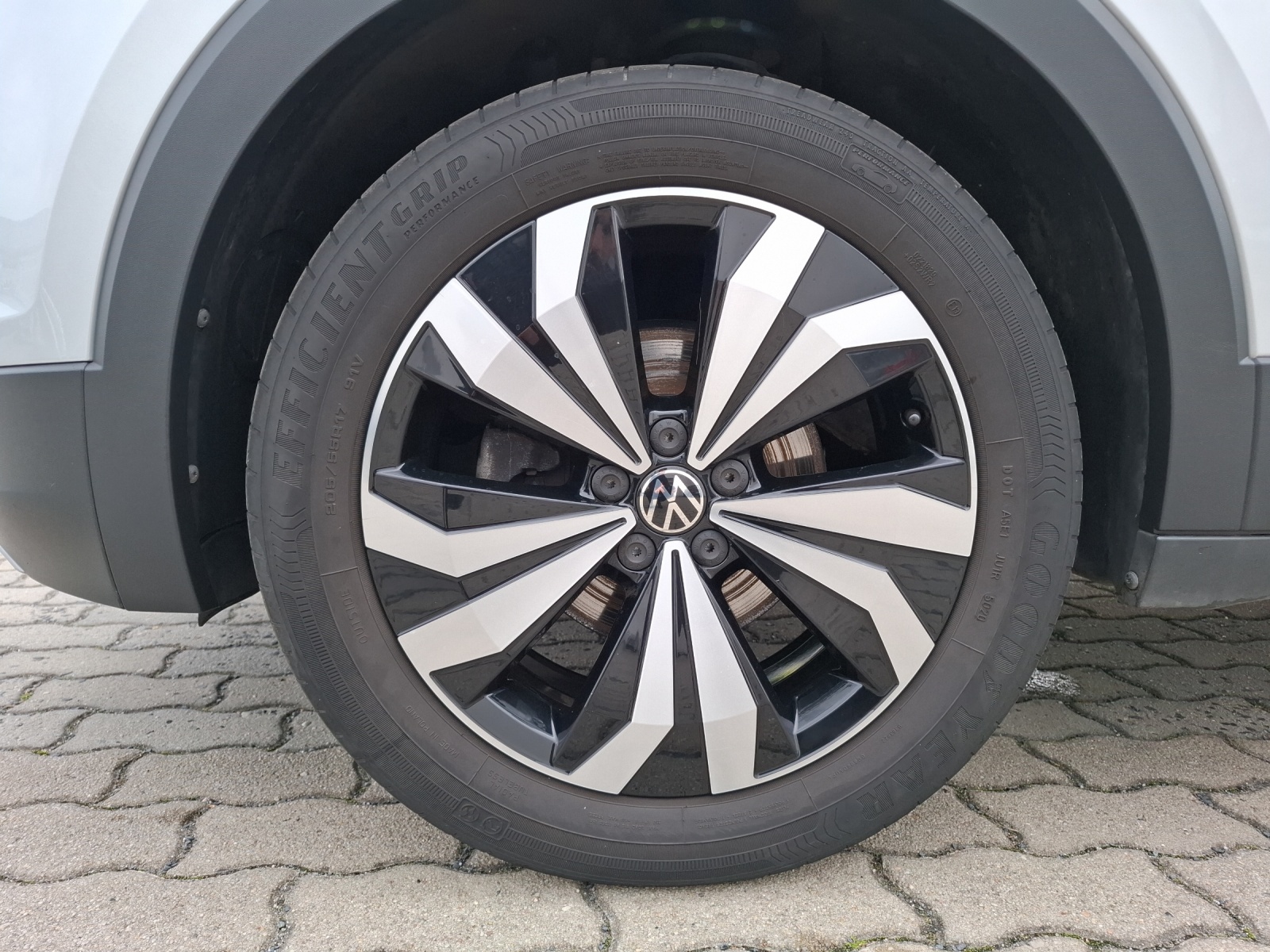 Fahrzeugabbildung Volkswagen T-Cross TSI Active LED AHK AID RFK SH LM