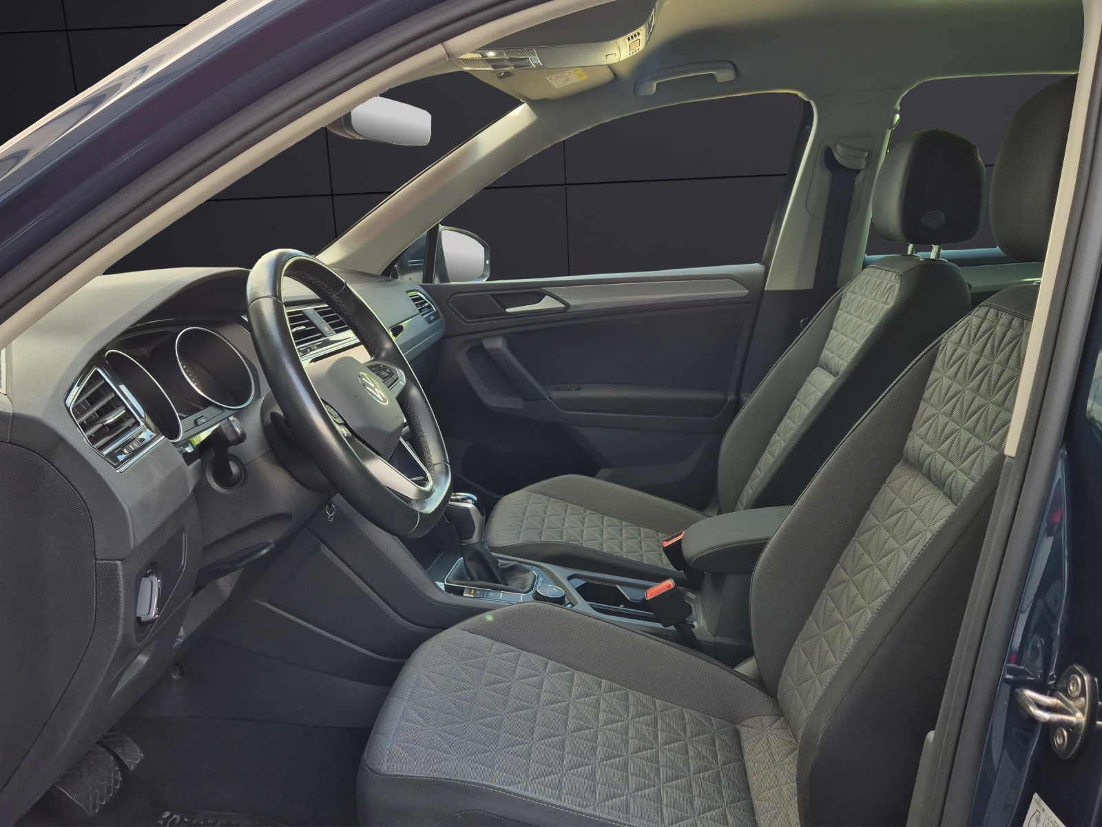 Fahrzeugabbildung Volkswagen Tiguan TDI Life DSG 4M LED AHK Navi ACC SHZ Park-Assist