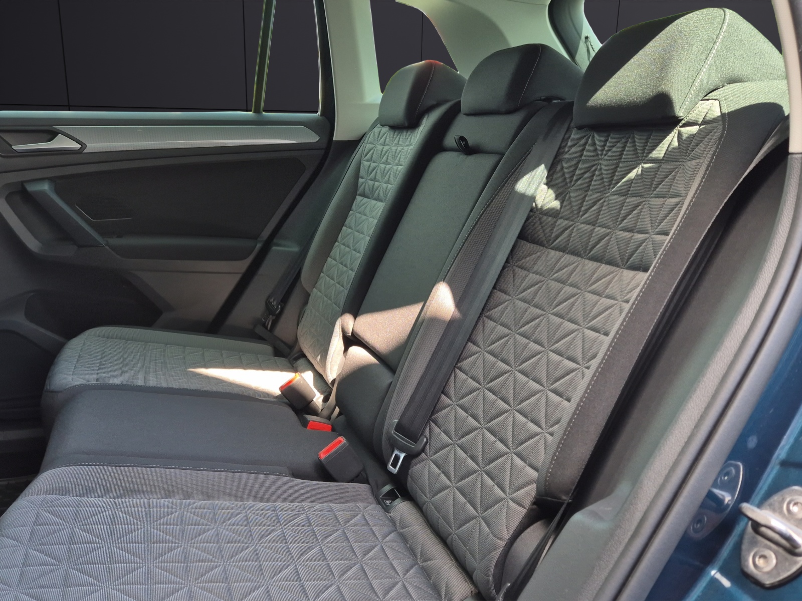 Fahrzeugabbildung Volkswagen Tiguan TDI Life DSG 4M LED AHK Navi ACC SHZ Park-Assist